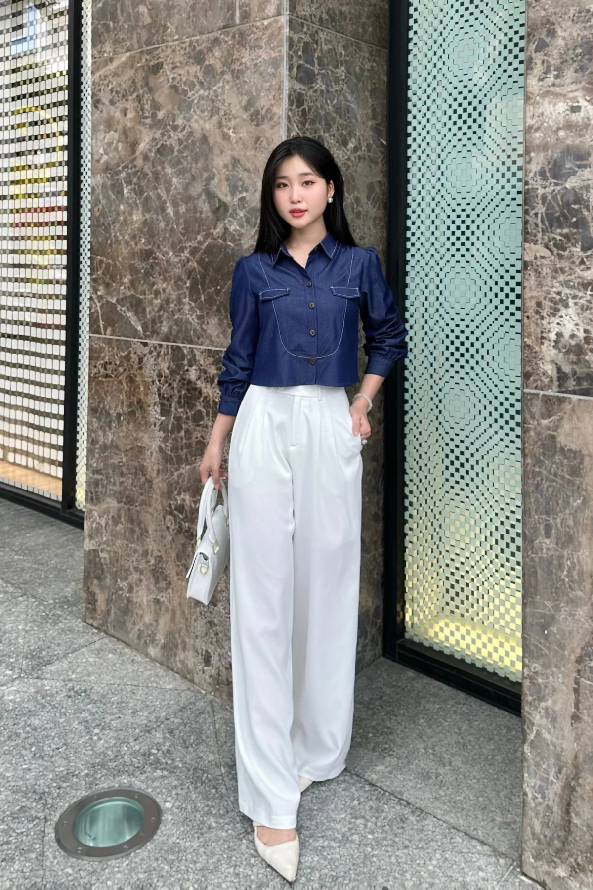 Ao-so-mi-mac-voi-quan-gi-Goi-y-30-cach-phoi-do-chuan-dep-2025_ao-so-mi-mac-voi-quan-gi-2.jpg