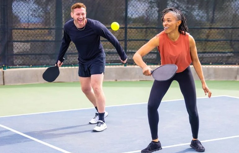 Choi-pickleball-mac-gi-Goi-y-20-mau-do-the-thao-dep-va-noi-bat_choi-pickleball-mac-gi-6.jpg