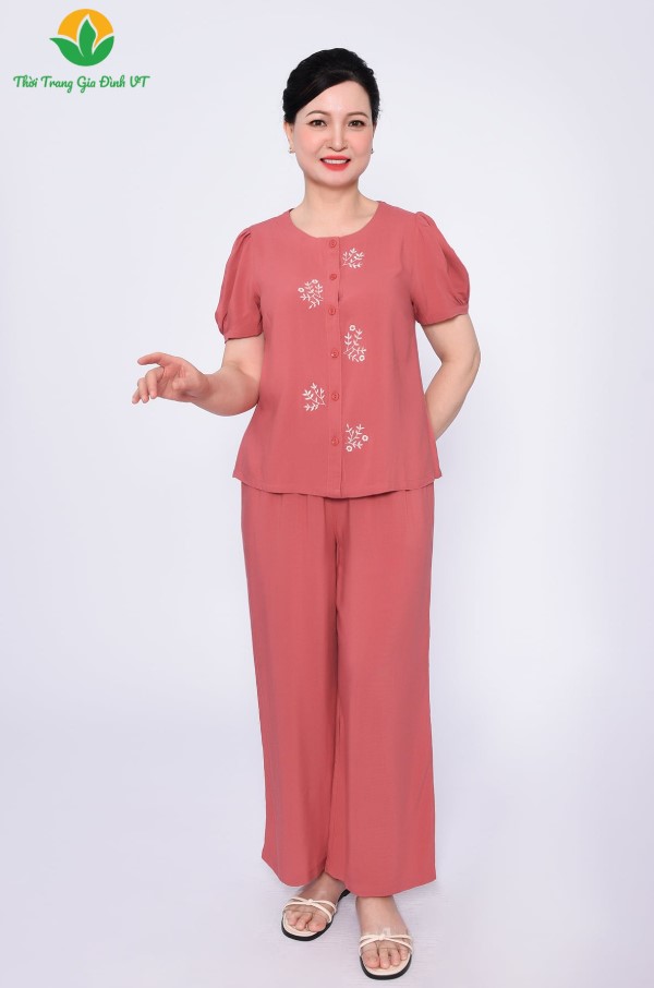 Quan-ao-cho-phu-nu-60-tuoi-cao-cap-Mau-moi-nhat-2026-2.jpg
