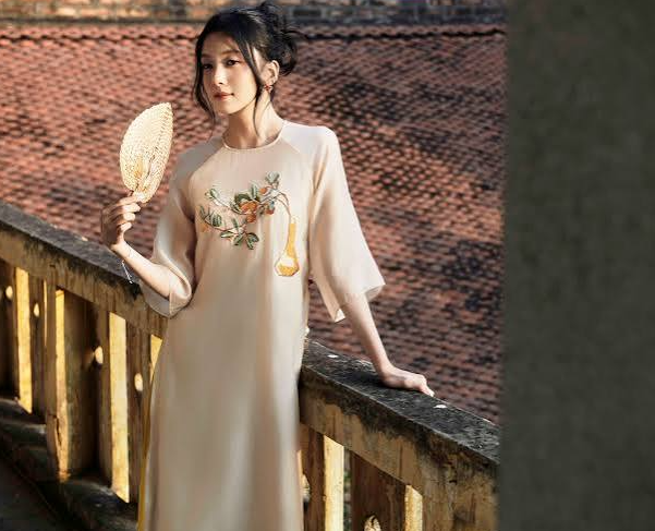 10-Mau-Ao-Dai-Cach-Tan-Trung-Nien-Sang-Trong-Thanh-Lich-3.png