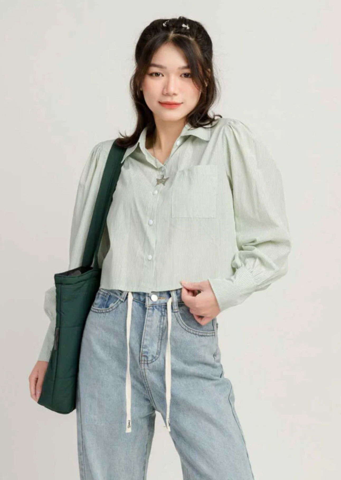 25-cach-phoi-croptop-voi-ao-so-mi-dep-ton-dang-va-de-ung-dung-2.png