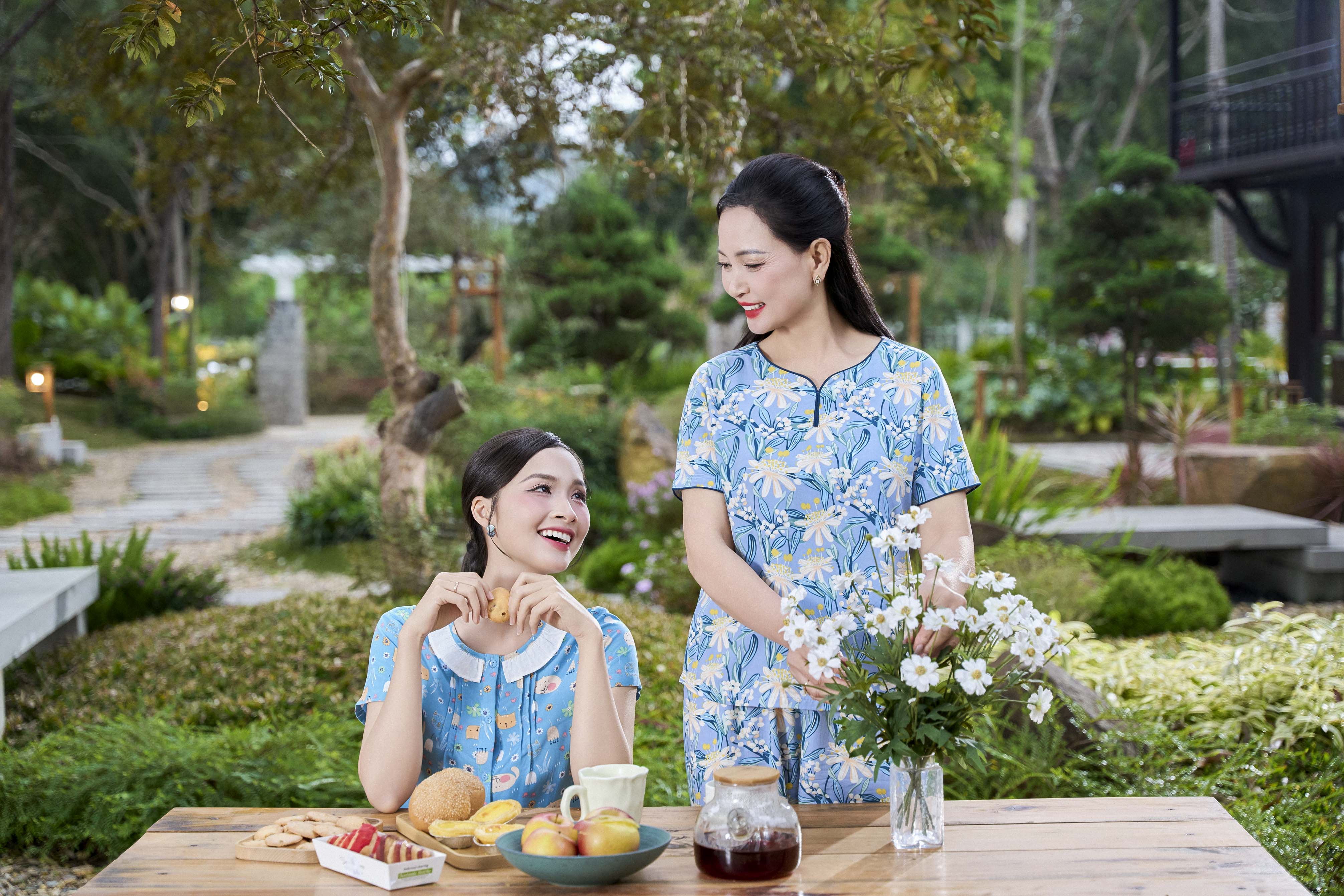 BO-SUU-TAP-MOI-CHAM-XUAN-NOI-YEU-THUONG-BANG-SU-CHAM-SOC.jpg