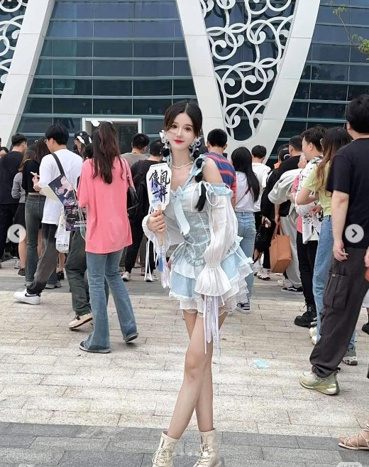 Di-concert-mac-gi-20-cach-phoi-do-cuc-chat-va-noi-bat-4.jpg