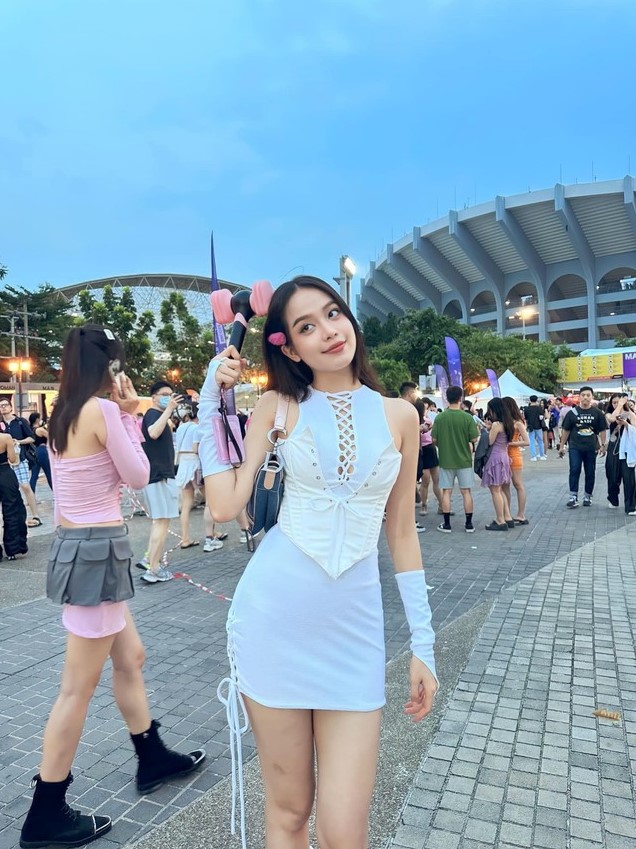 Di-concert-mac-gi-20-cach-phoi-do-cuc-chat-va-noi-bat-5.jpg
