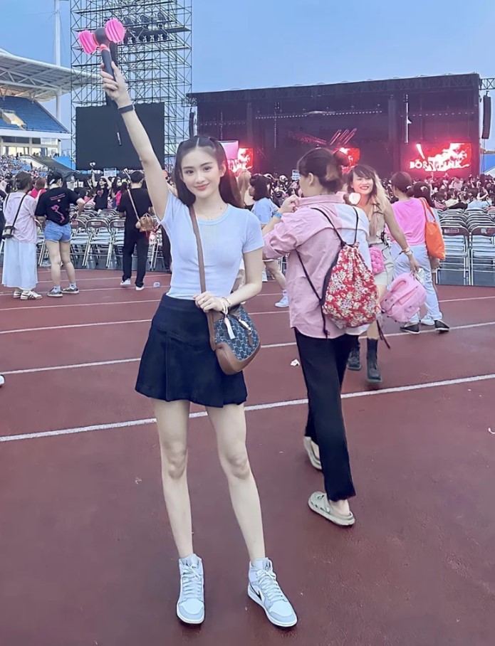 Di-concert-mac-gi-20-cach-phoi-do-cuc-chat-va-noi-bat-6.jpg