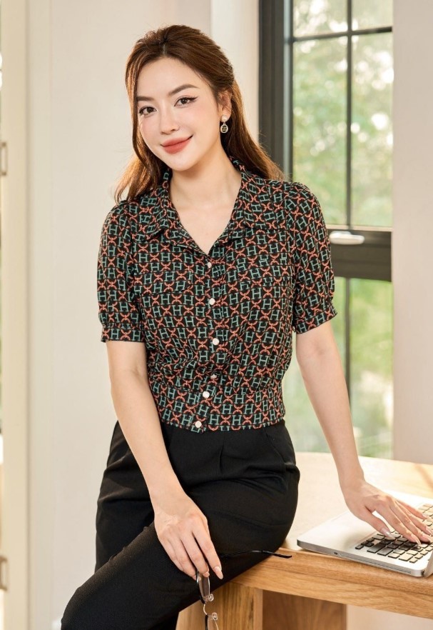 Top-15-mau-thoi-trang-ao-so-mi-nu-tuoi-50-sang-trong-quy-phai-5.jpg
