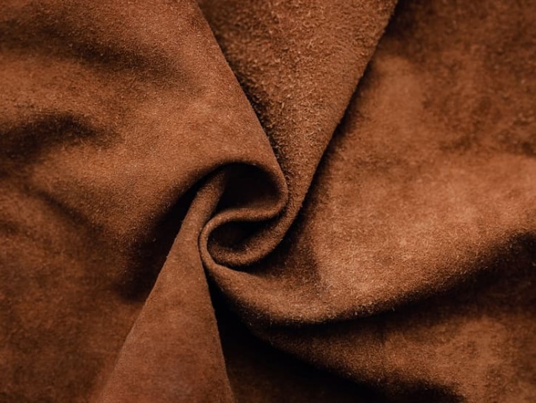 Vai-suede-la-gi-Uu-nhuoc-diem-va-cach-su-dung-ben-dep.jpg