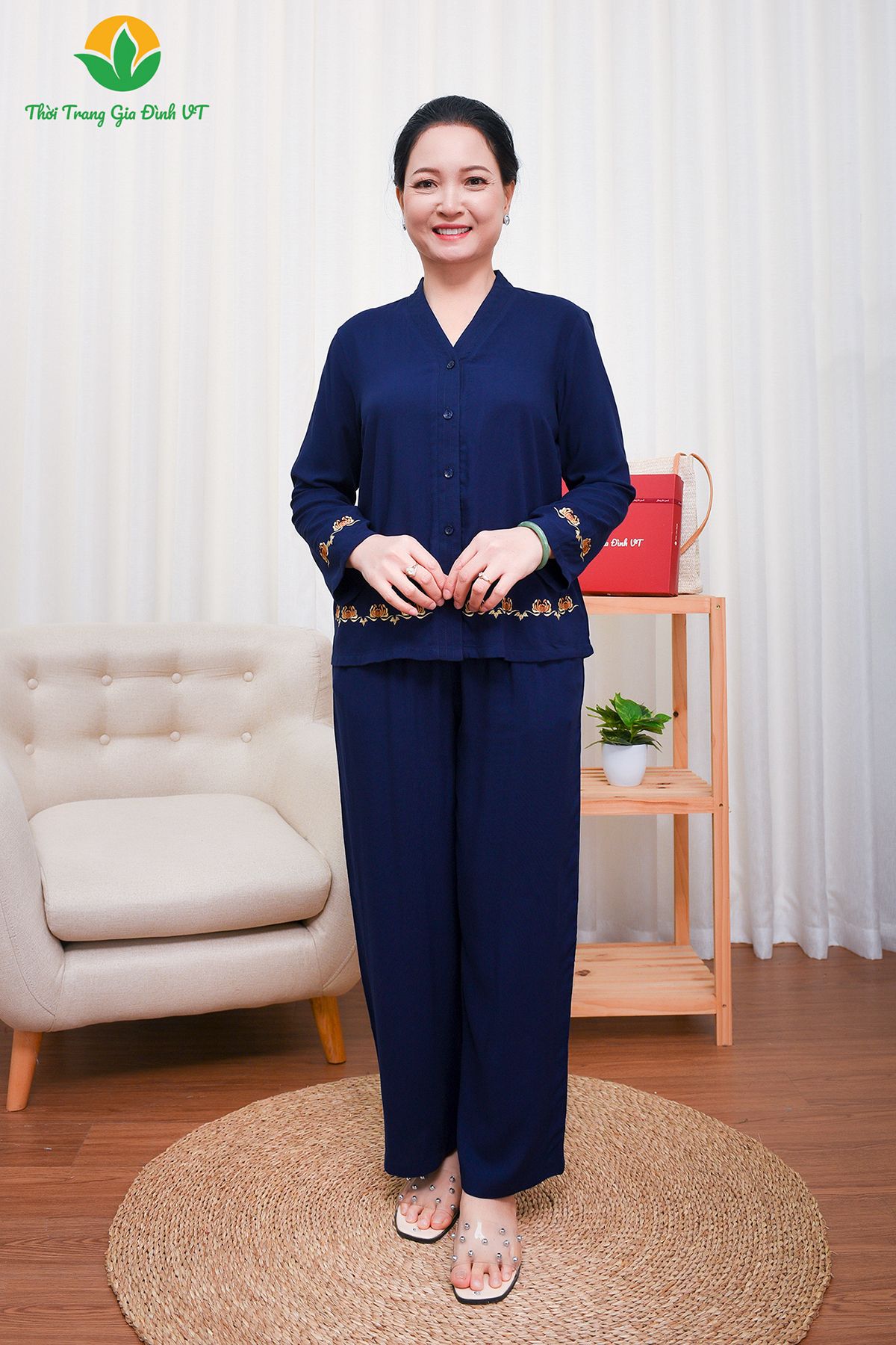 B30.2203. Bộ lanh trung niên quần dài áo dài tay chần chỉ