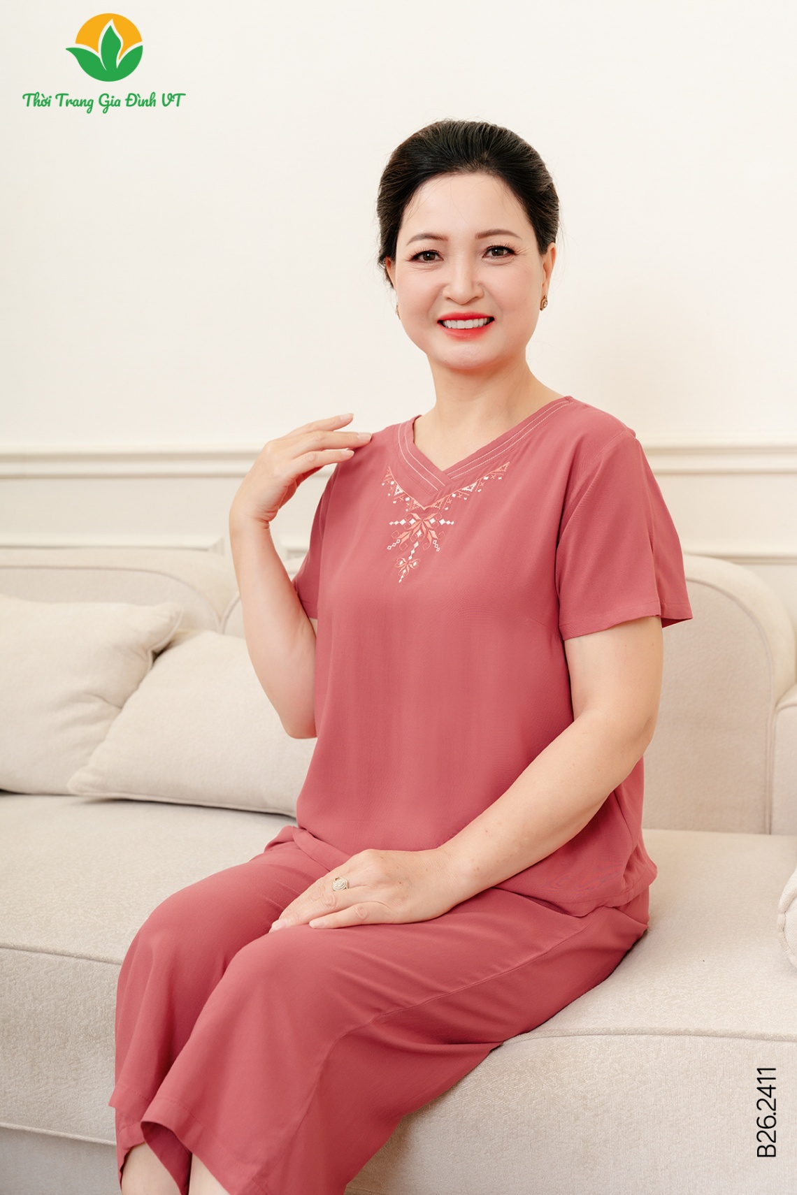 B26.2411.Bộ W QLACT RM cổ V thêu ngực