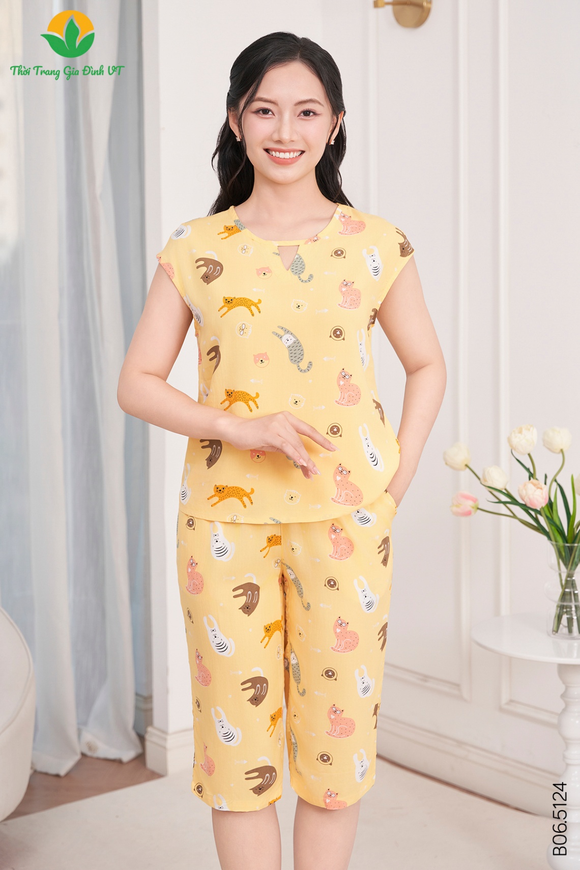 B06.5124. Bộ lanh nữ quần lửng áo cộc tay cổ xẻ V