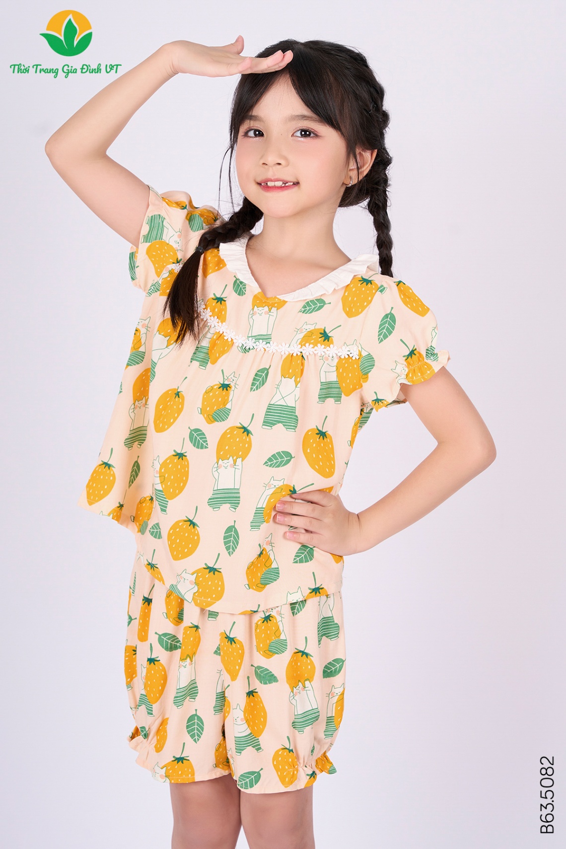 B63.5082.Bộ lanh bé gái quần đùi áo cộc tay cổ kẹp bèo
