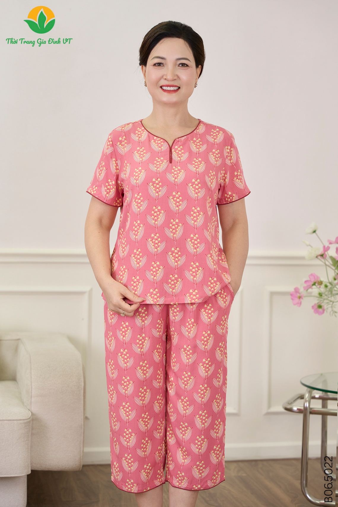 B06.5022. Bộ lanh trung niên quần lửng áo cộc tay cổ lé màu