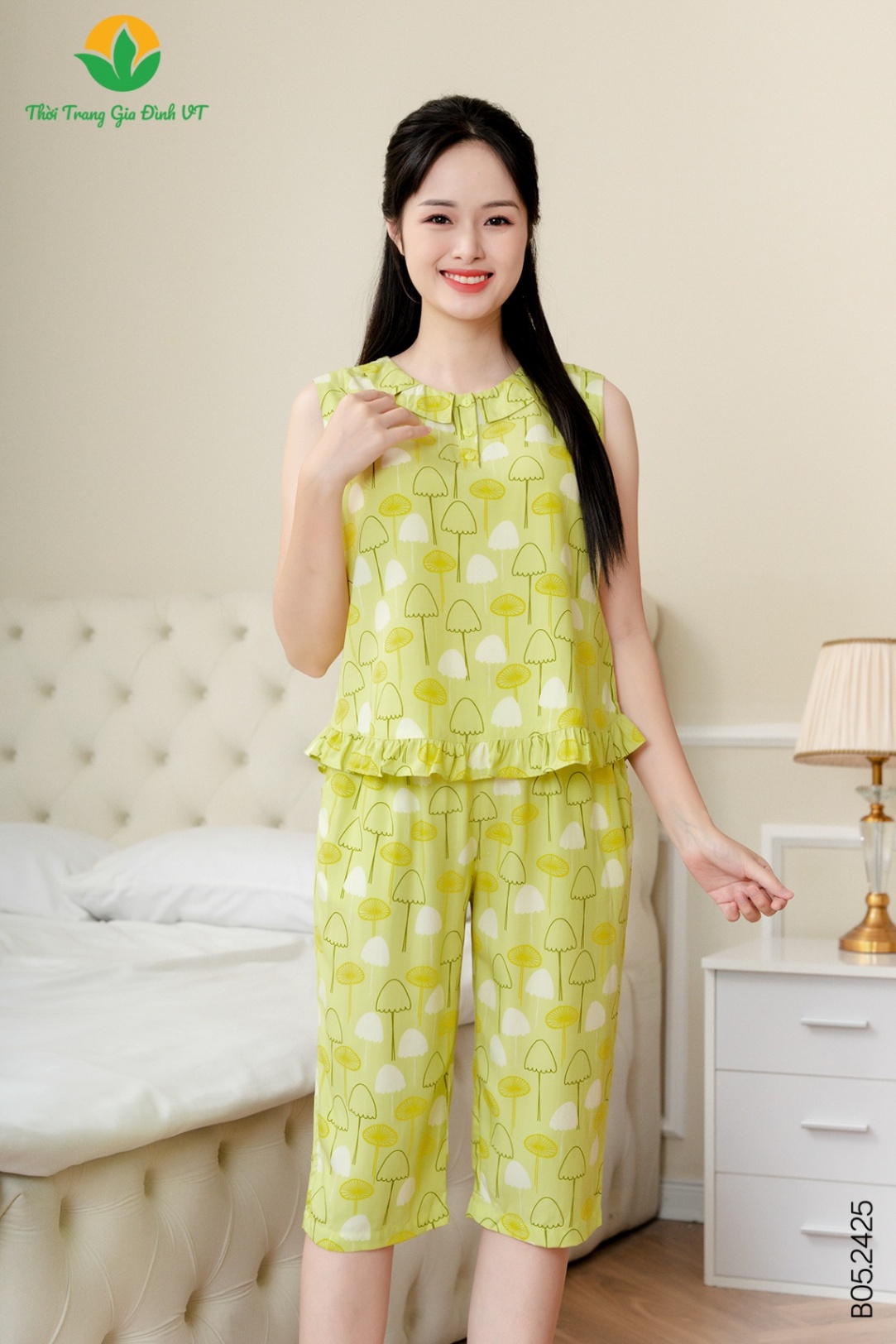 B05.2425. Bộ lanh nữ quần lửng áo sát nách cổ xẻ