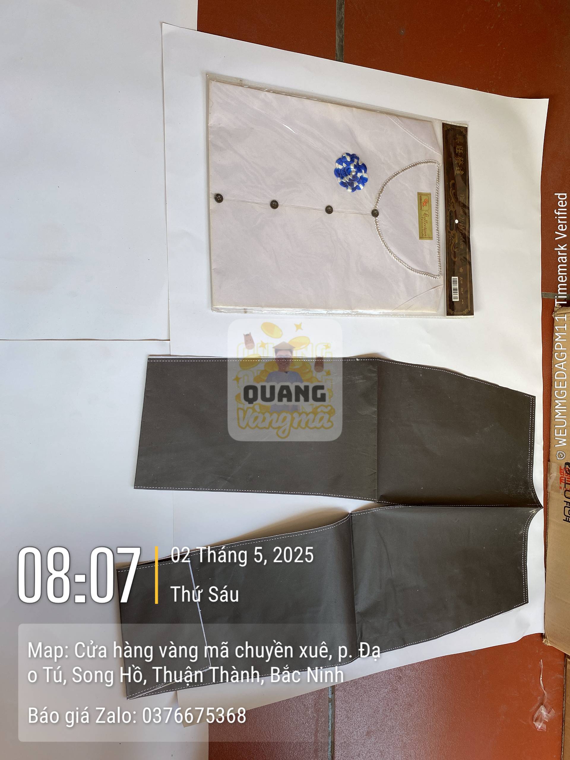 Áo trắng thêu hoa