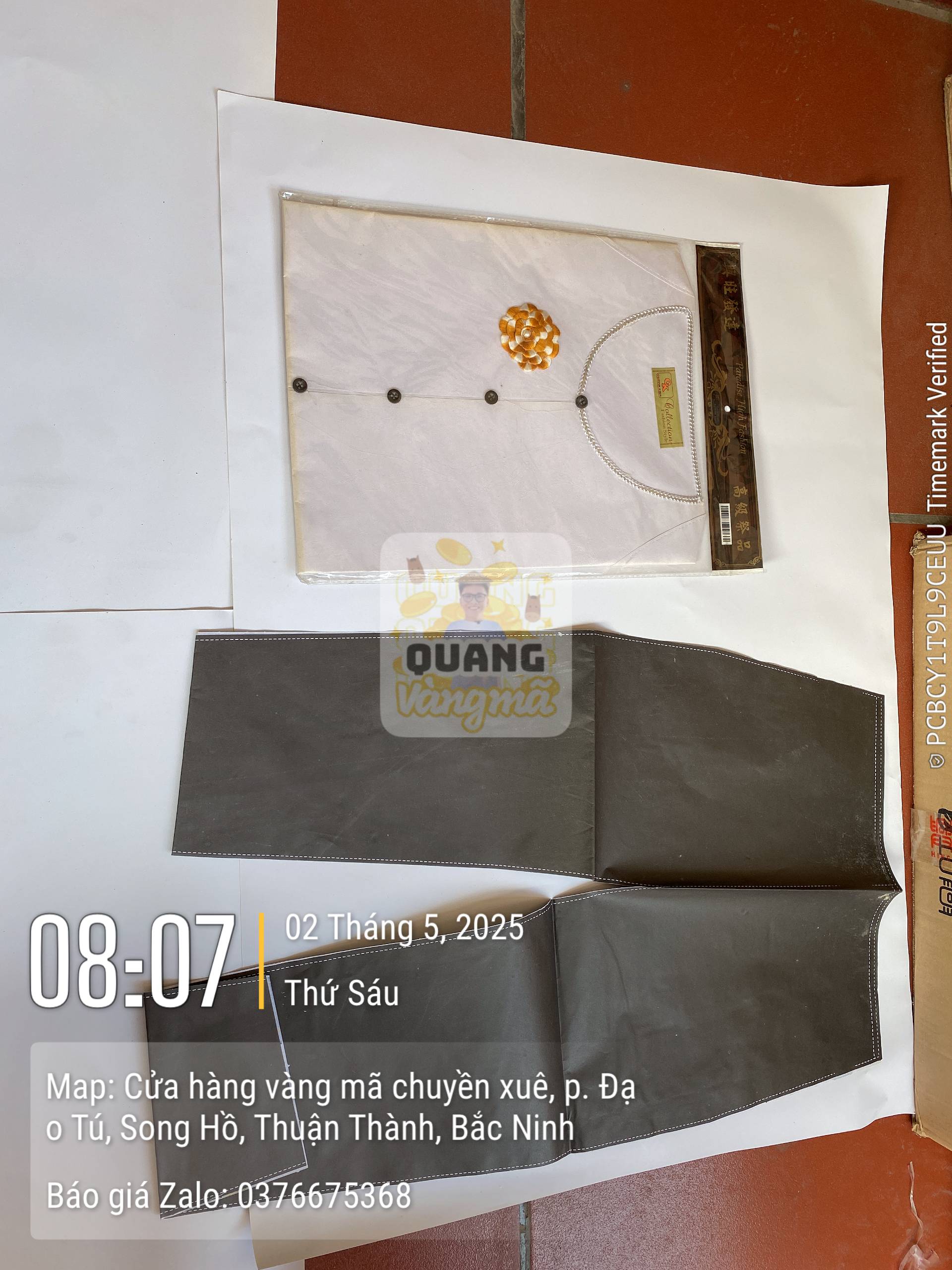Áo trắng thêu hoa
