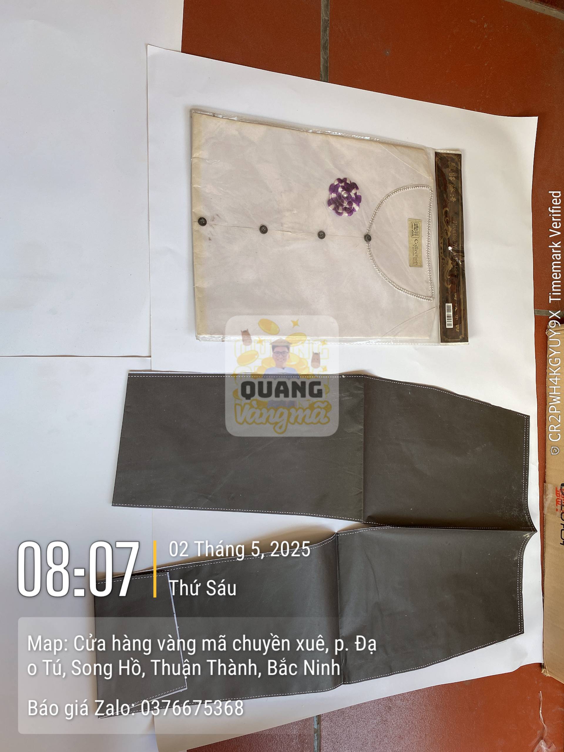 Áo trắng thêu hoa