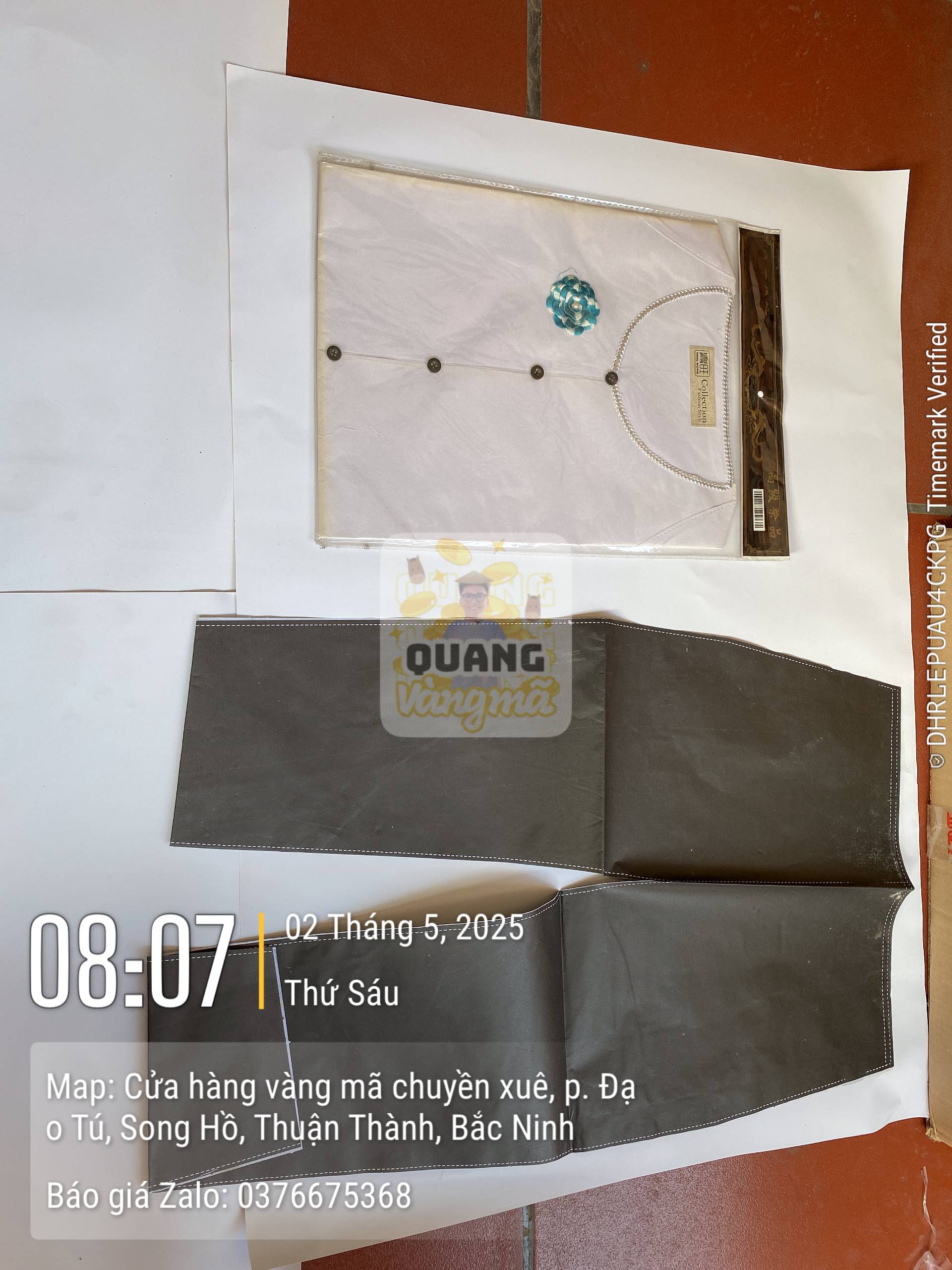 Áo trắng thêu hoa