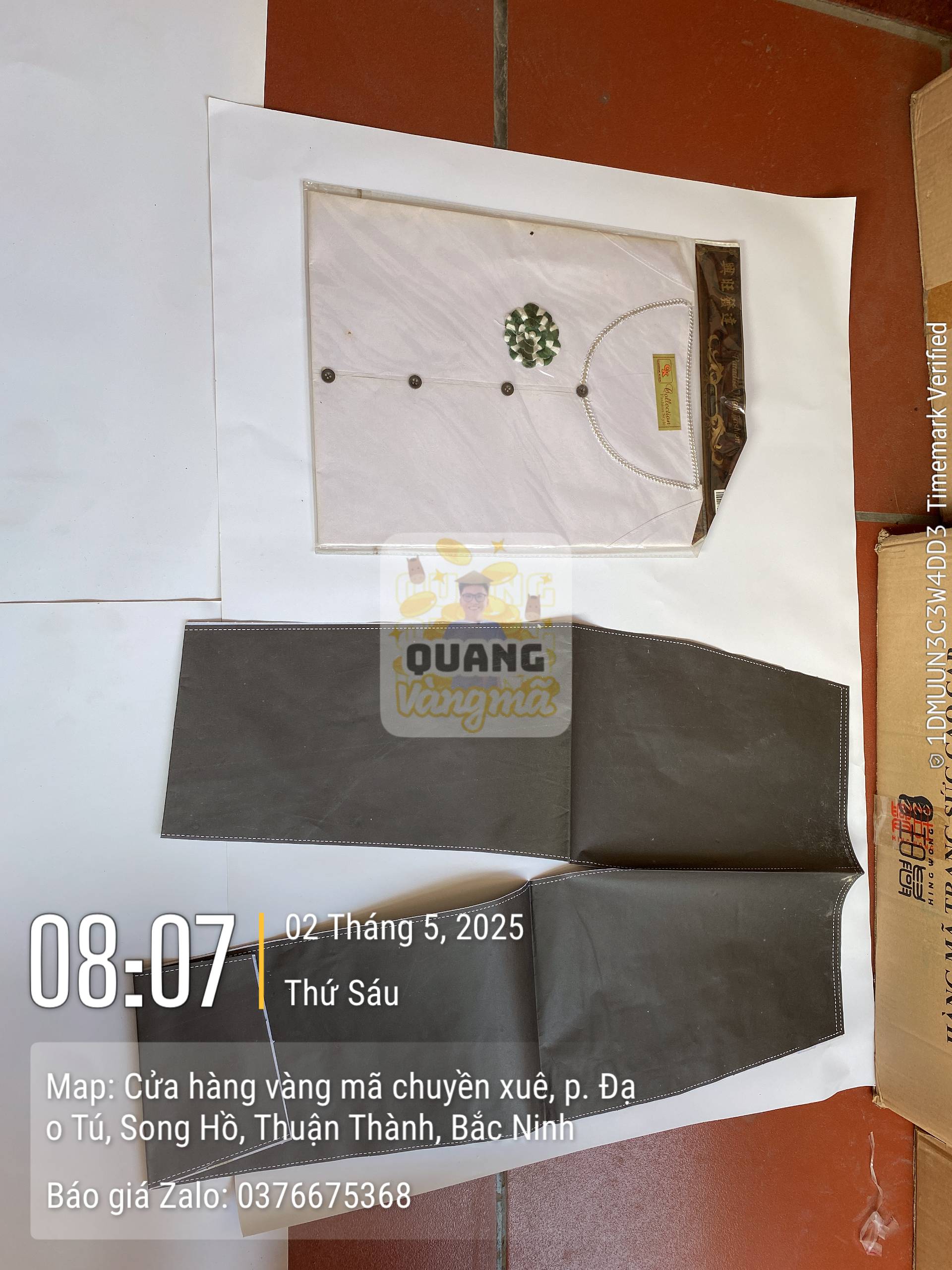 Áo trắng thêu hoa