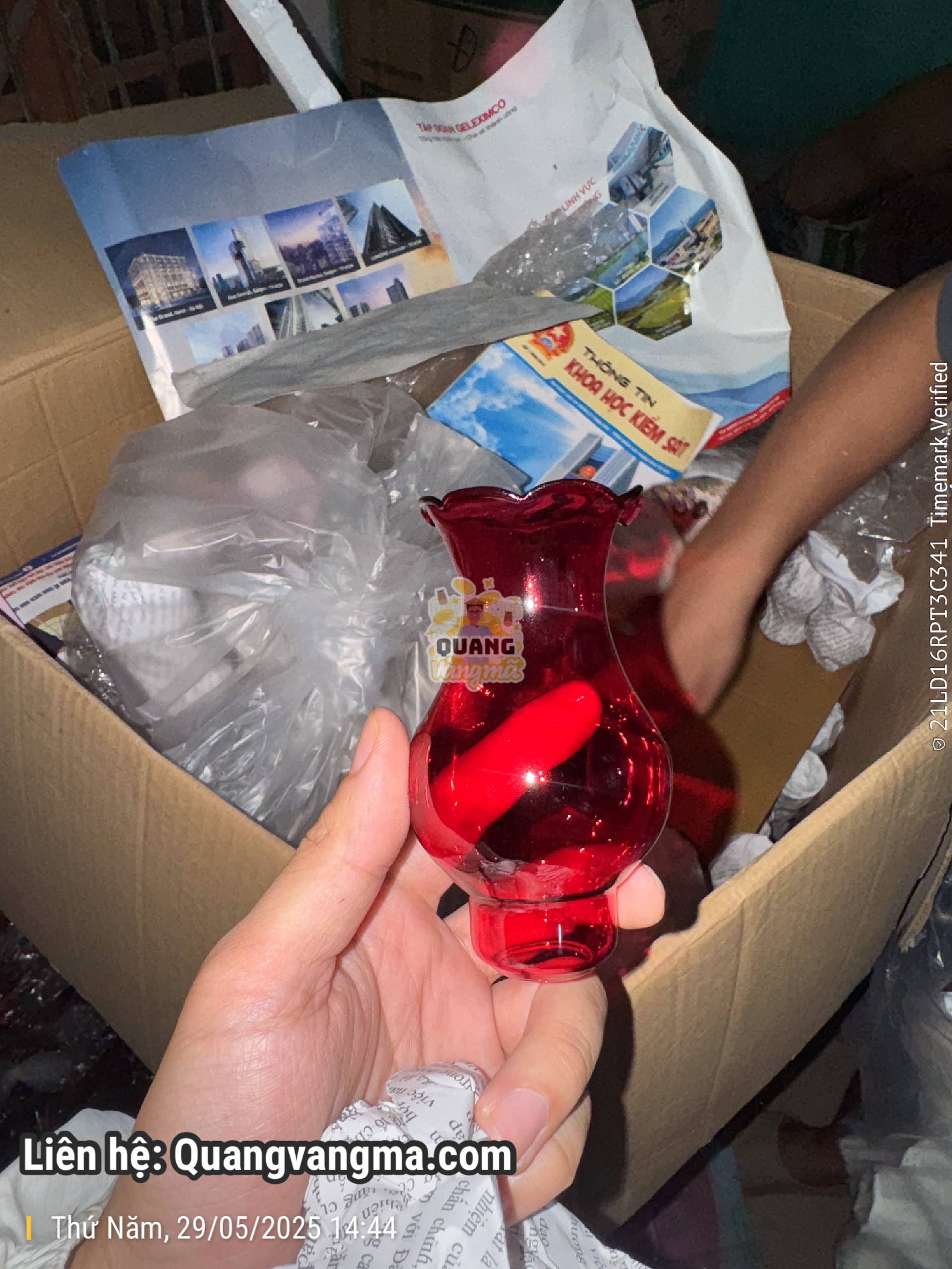 Bóng đèn thay đèn dầu khi bị vỡ có màu trắng màu đỏ