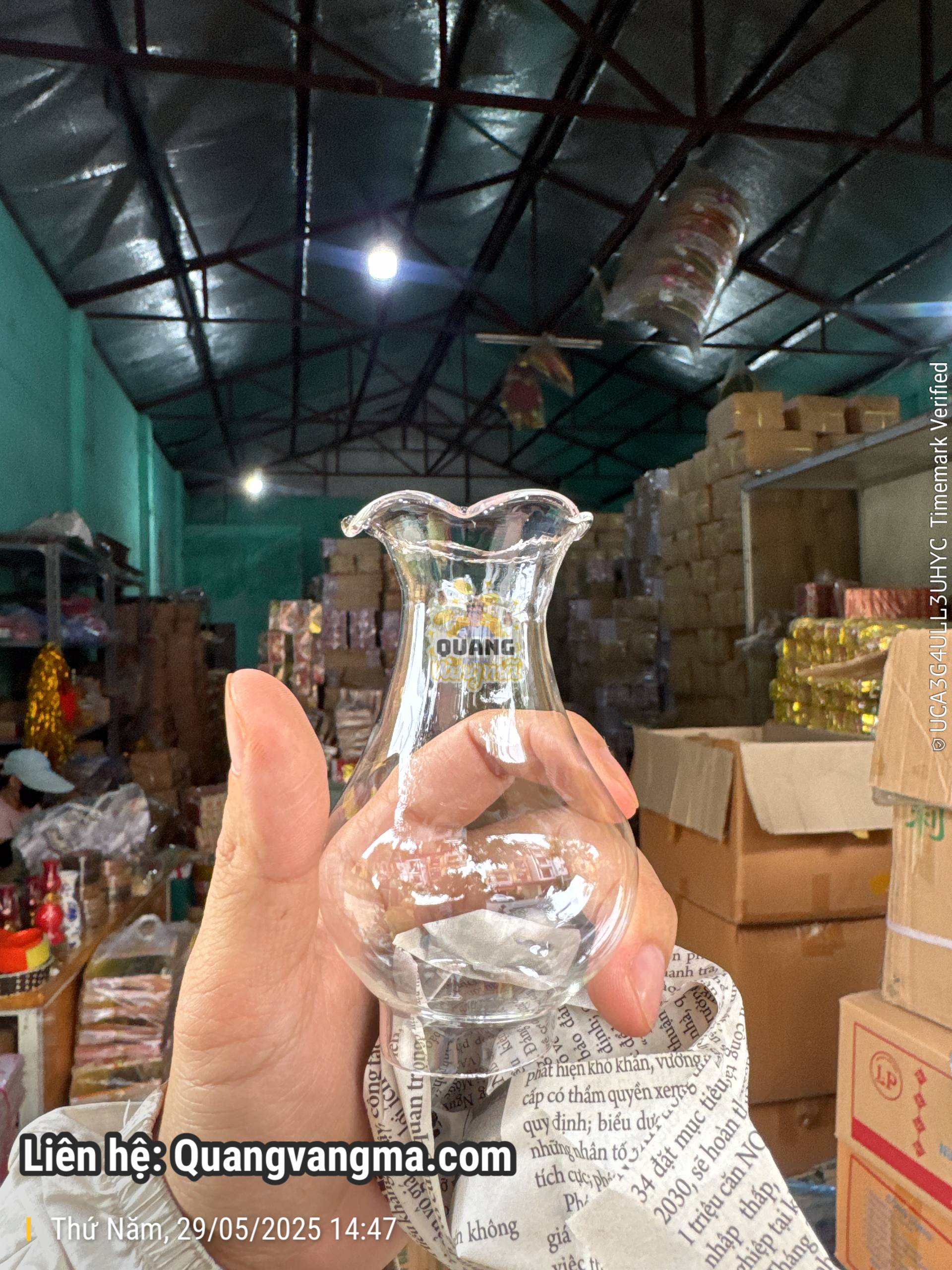 Bóng đèn thay đèn dầu khi bị vỡ có màu trắng màu đỏ