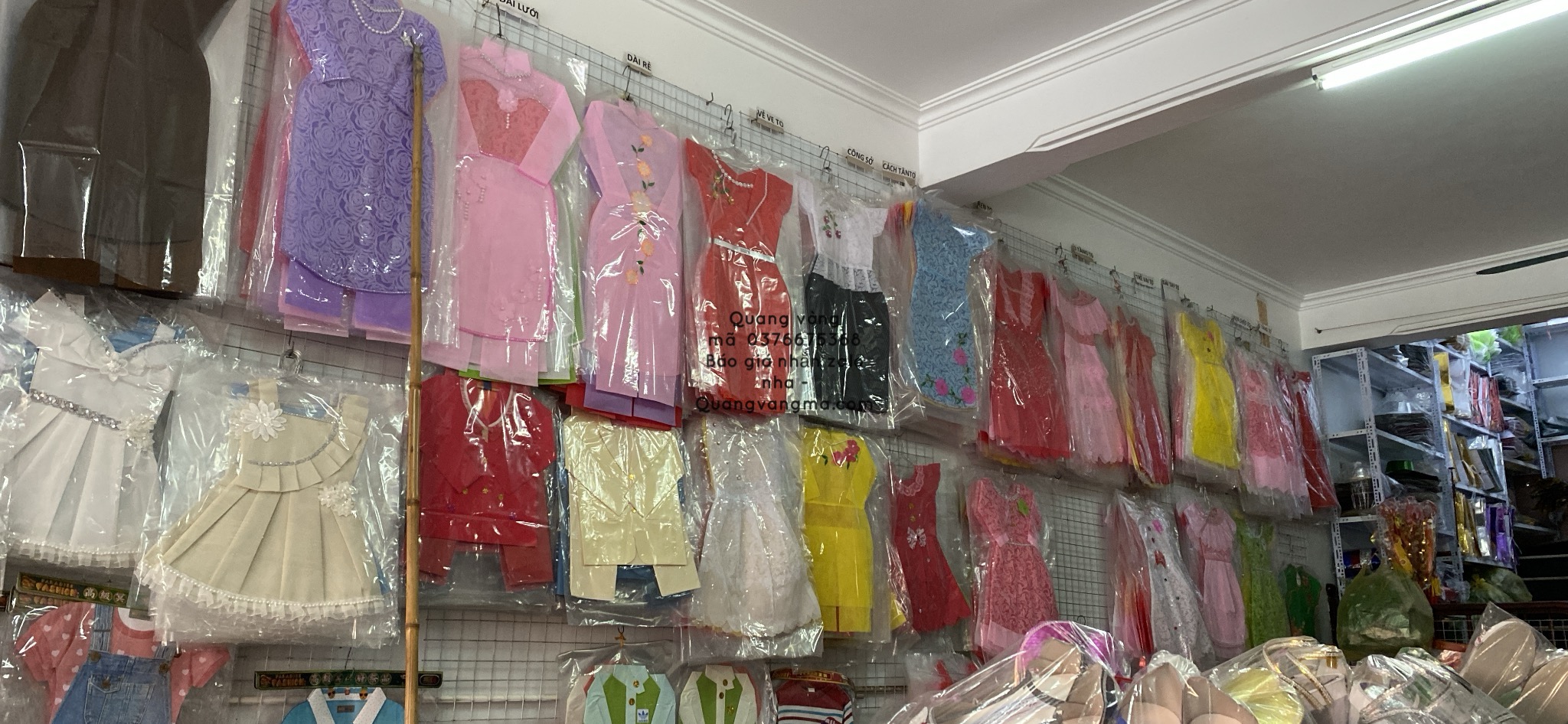 Các mẫu váy rẻ treo tường có đủ màu to nhỡ và bé
