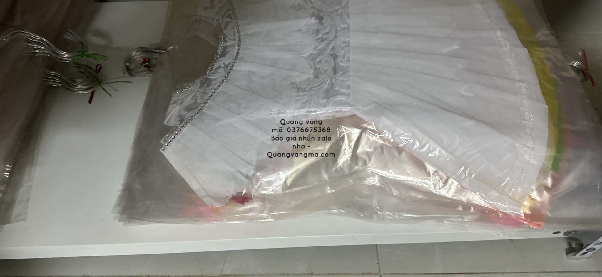 Các mẫu váy rẻ treo tường có đủ màu to nhỡ và bé
