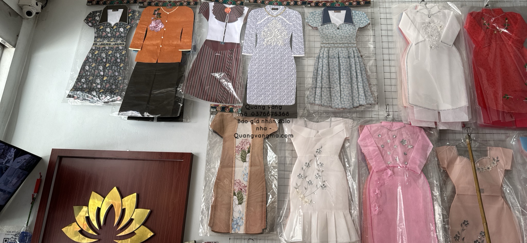 Các mẫu váy rẻ treo tường có đủ màu to nhỡ và bé