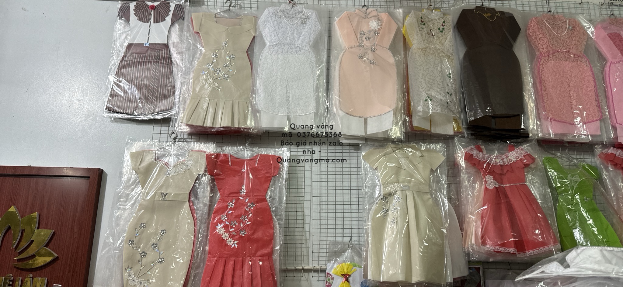 Các mẫu váy rẻ treo tường có đủ màu to nhỡ và bé