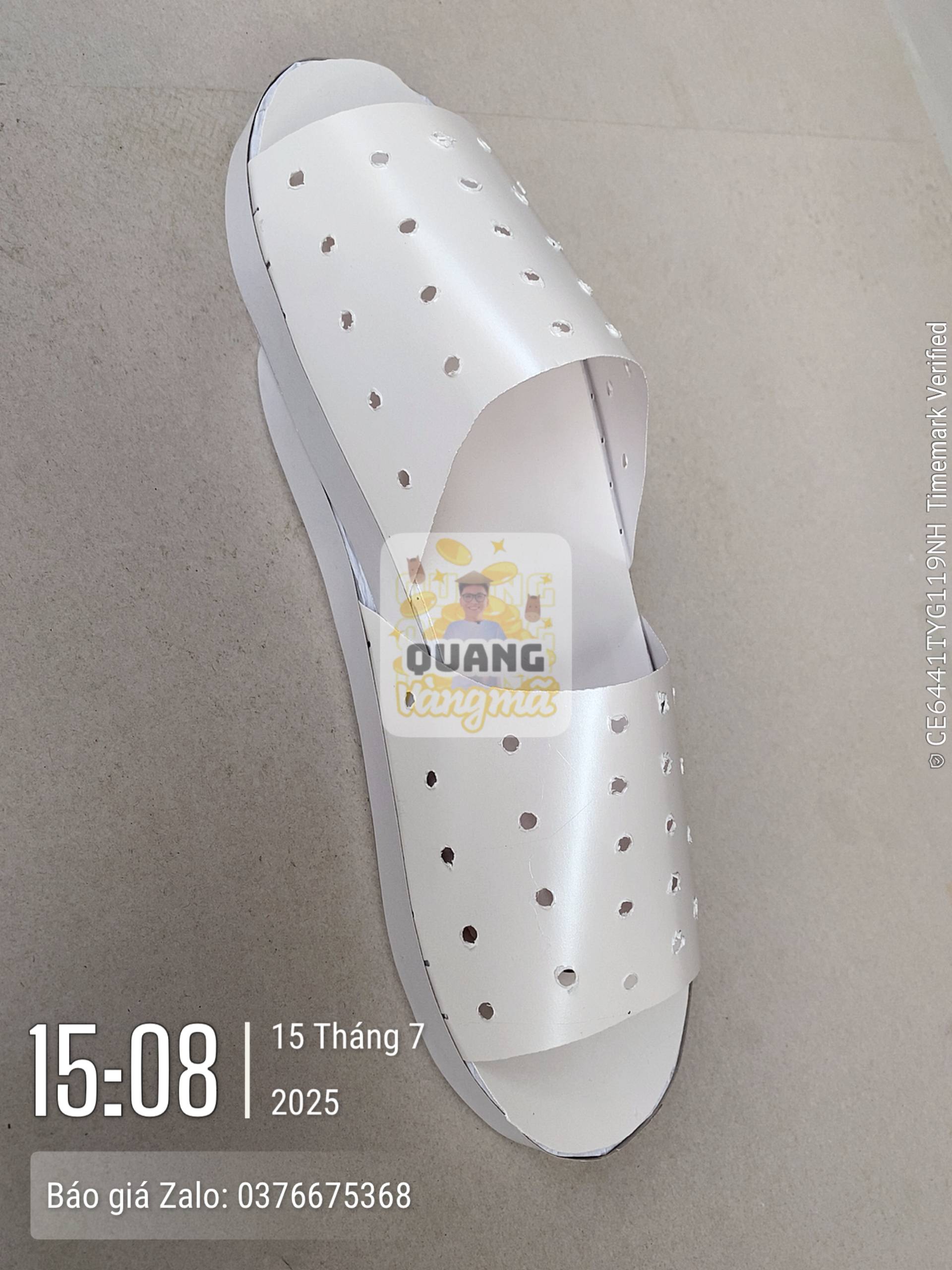 Dép nhiều lỗ