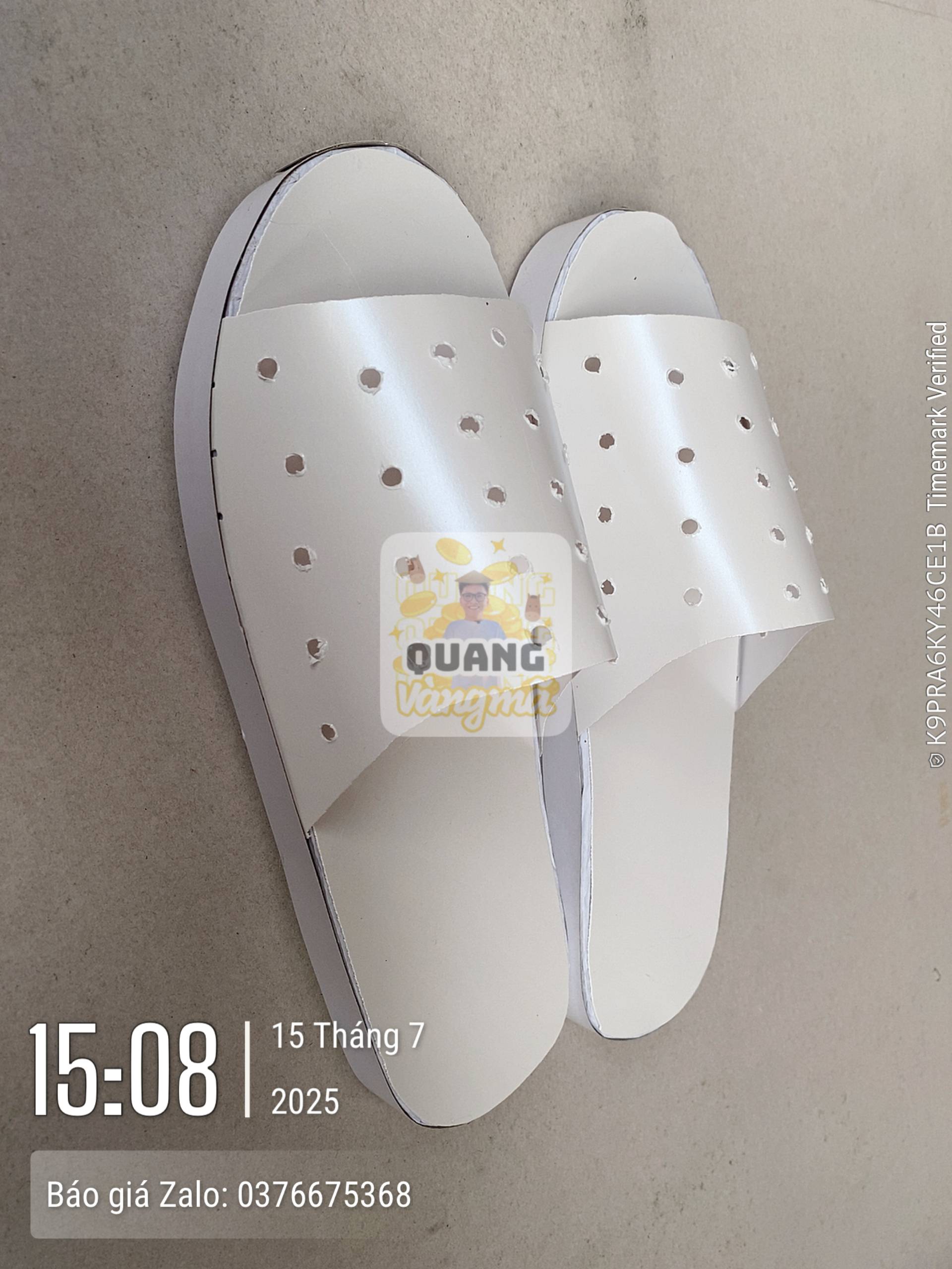 Dép nhiều lỗ