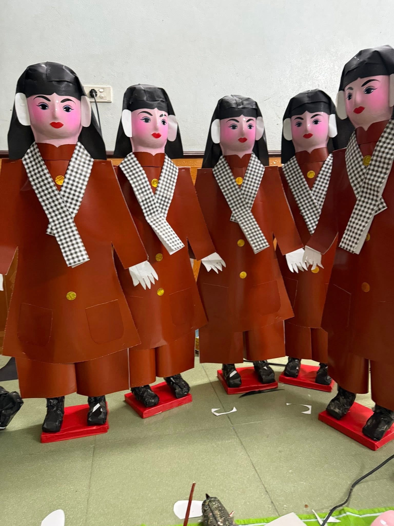 Hình nhân áo nâu khăn ca rô