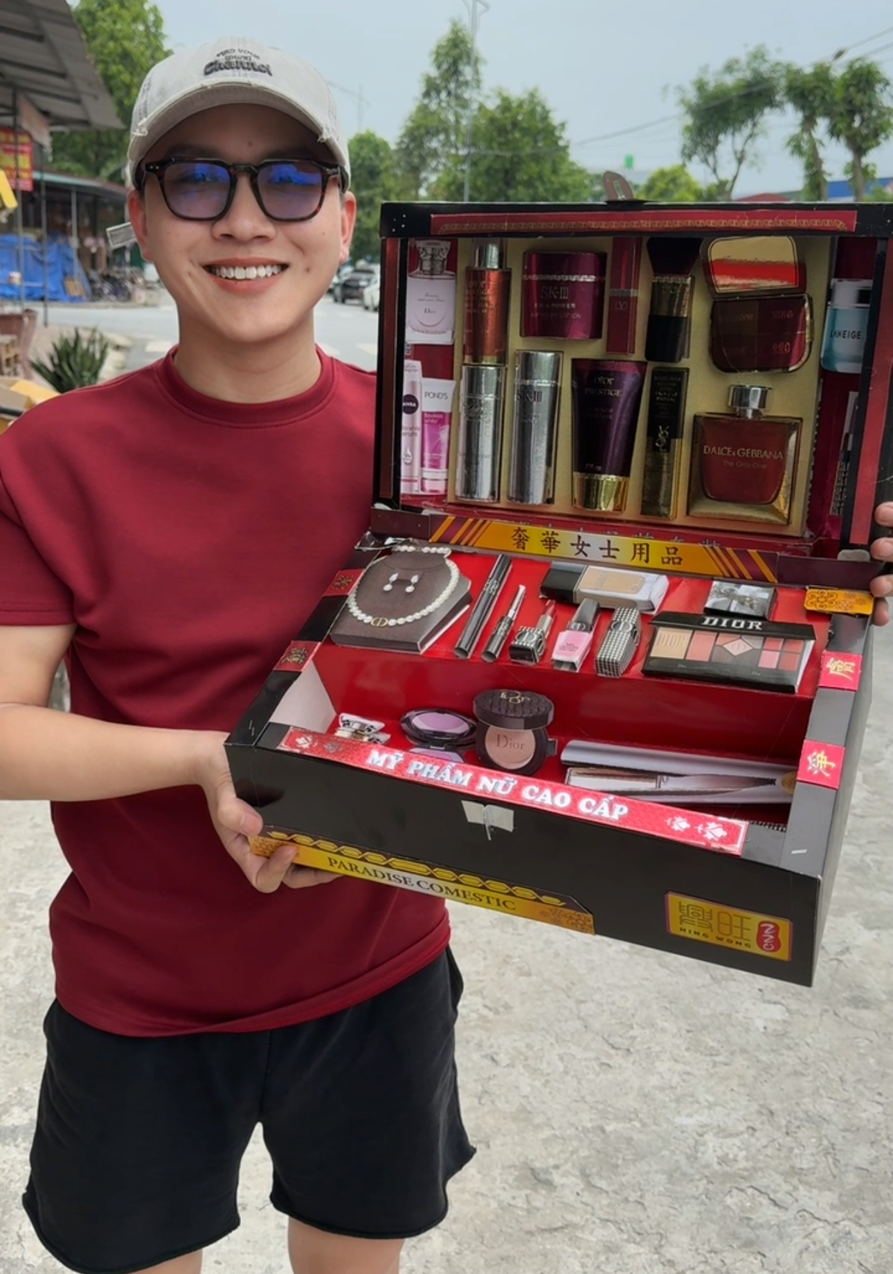 Hộp mỹ phẩm tặng eiu