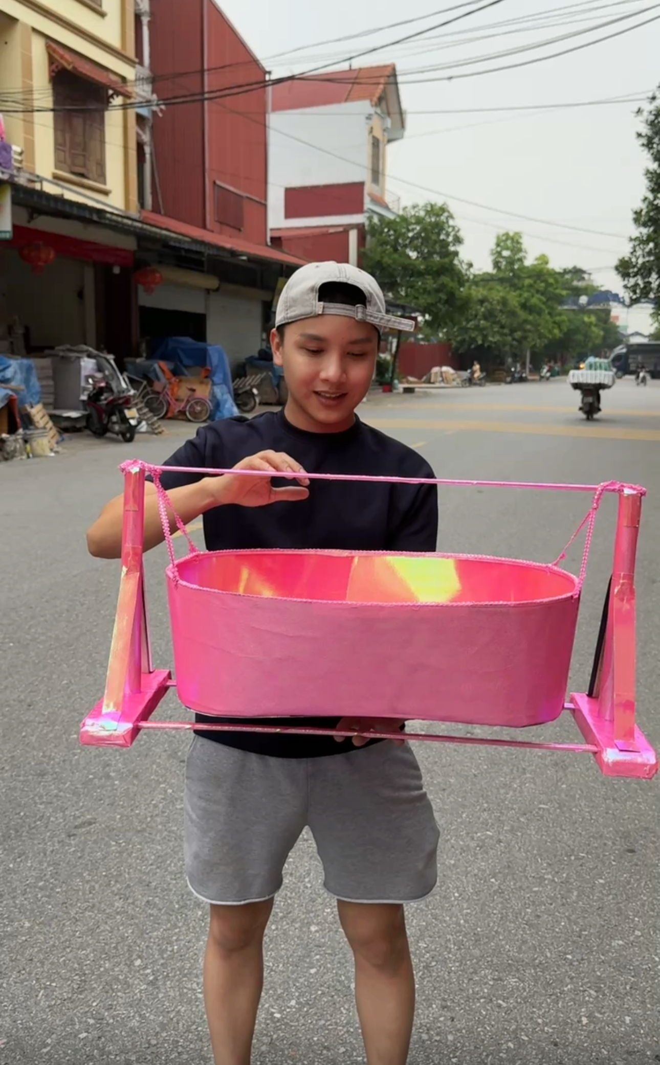 Lôi đung đưa em bé ngủ