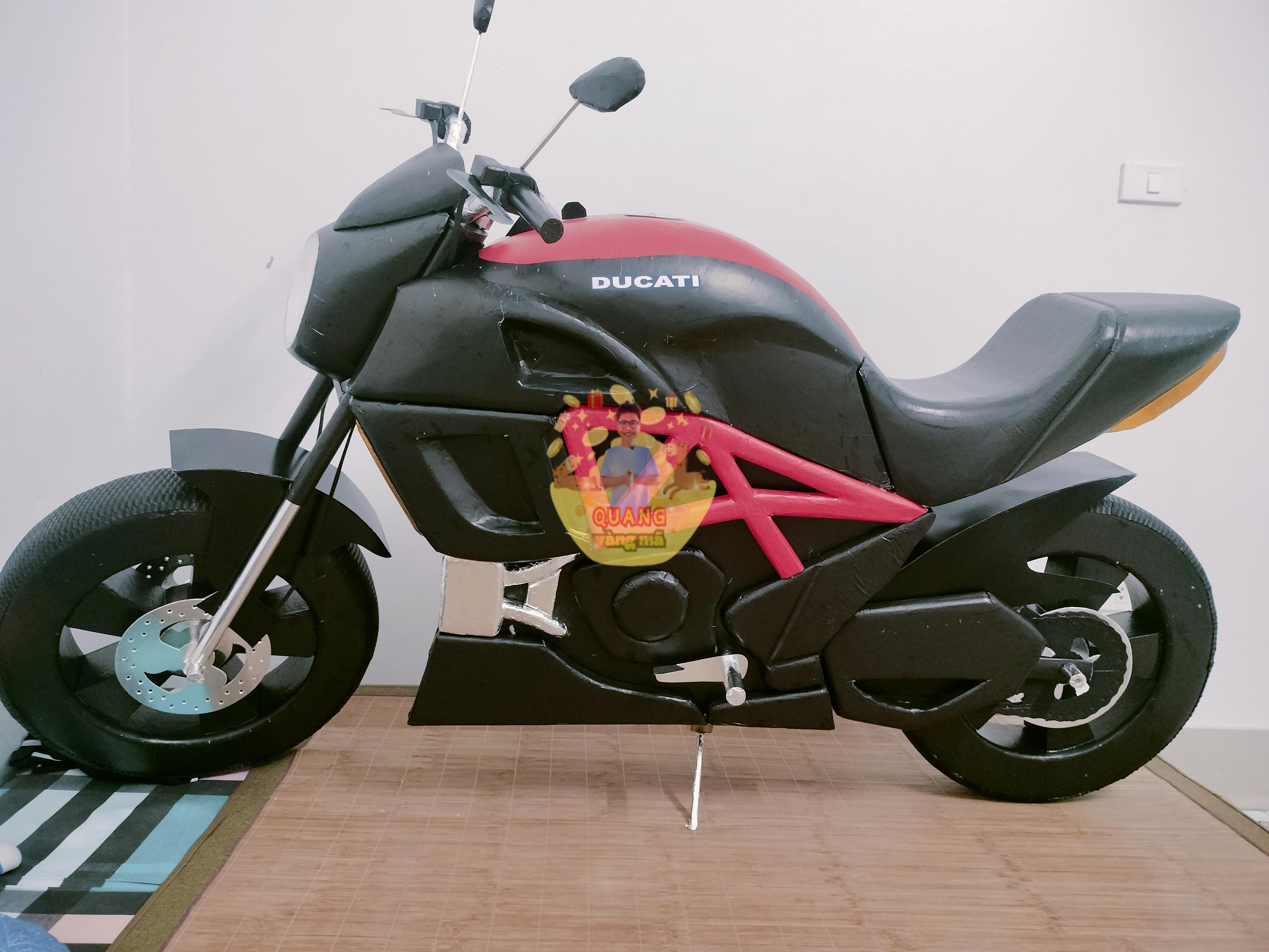 MÔ TÔ DUCATI ĐEN