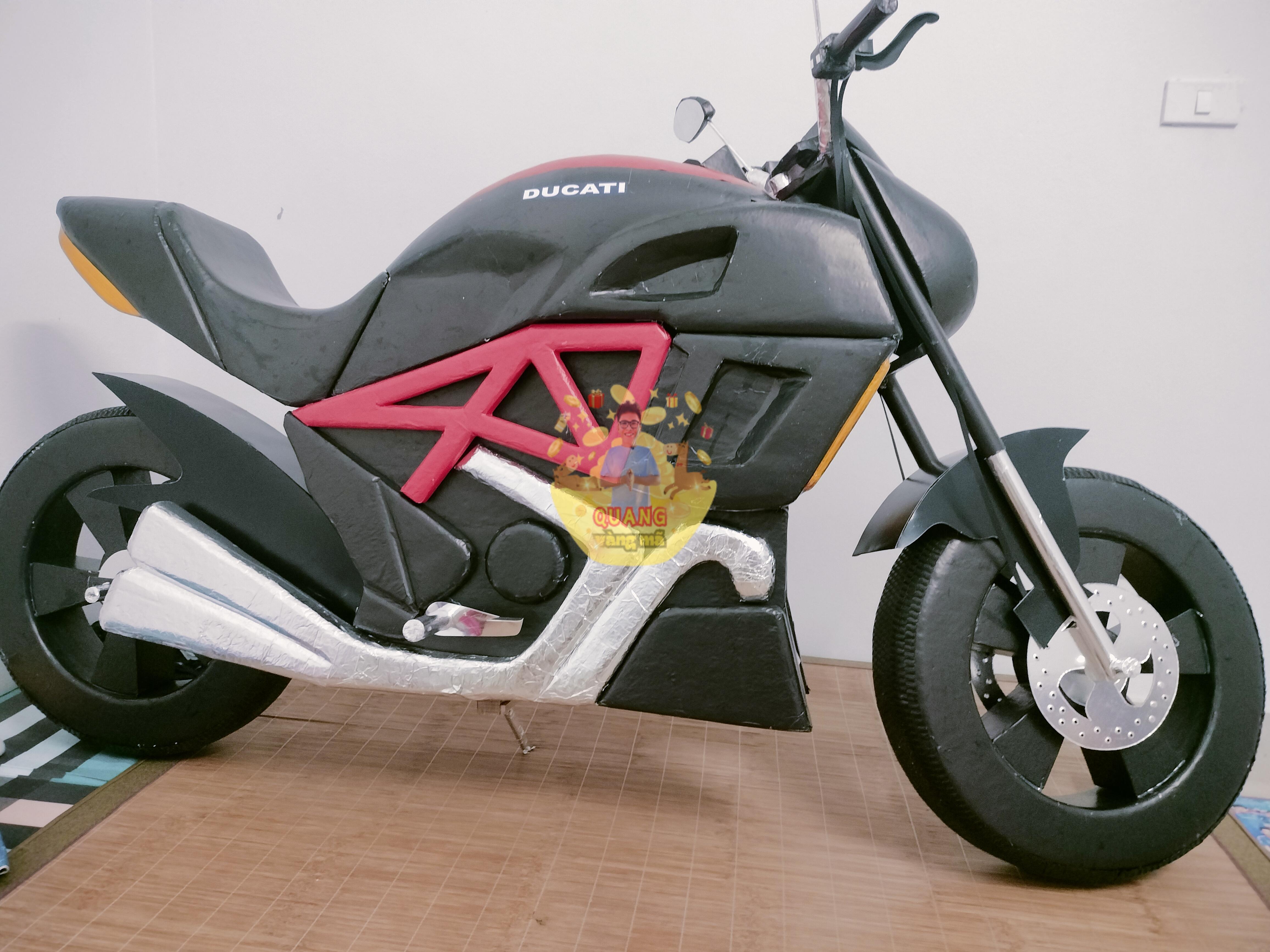 MÔ TÔ DUCATI ĐEN