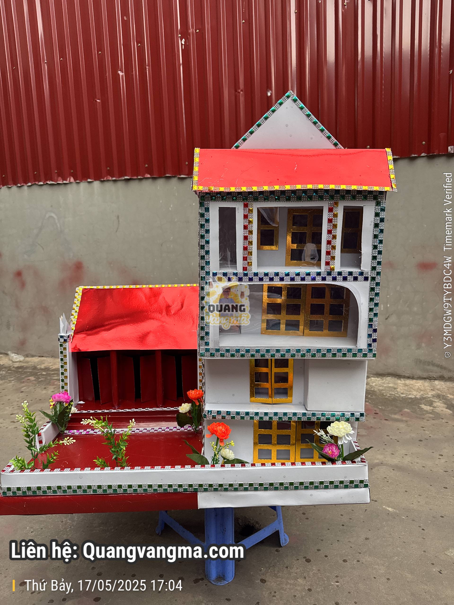 Nhà 3 tầng full kính over view cạnh là nhà thờ