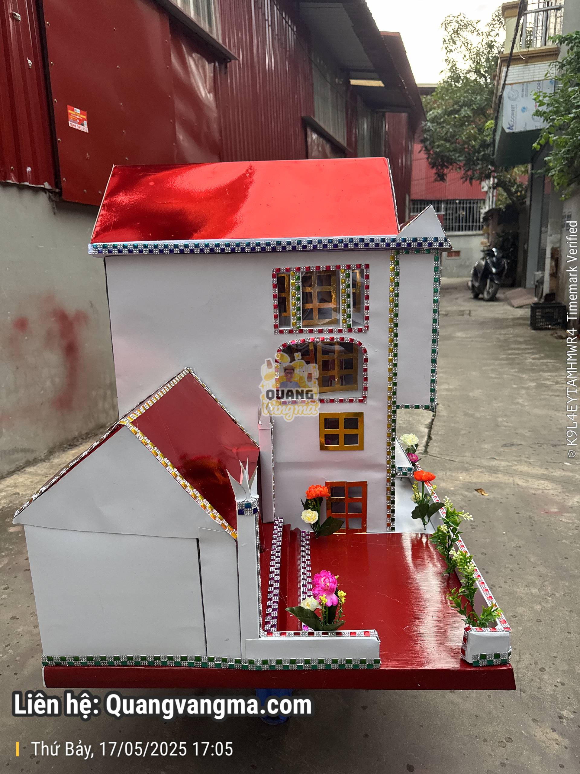 Nhà 3 tầng full kính over view cạnh là nhà thờ