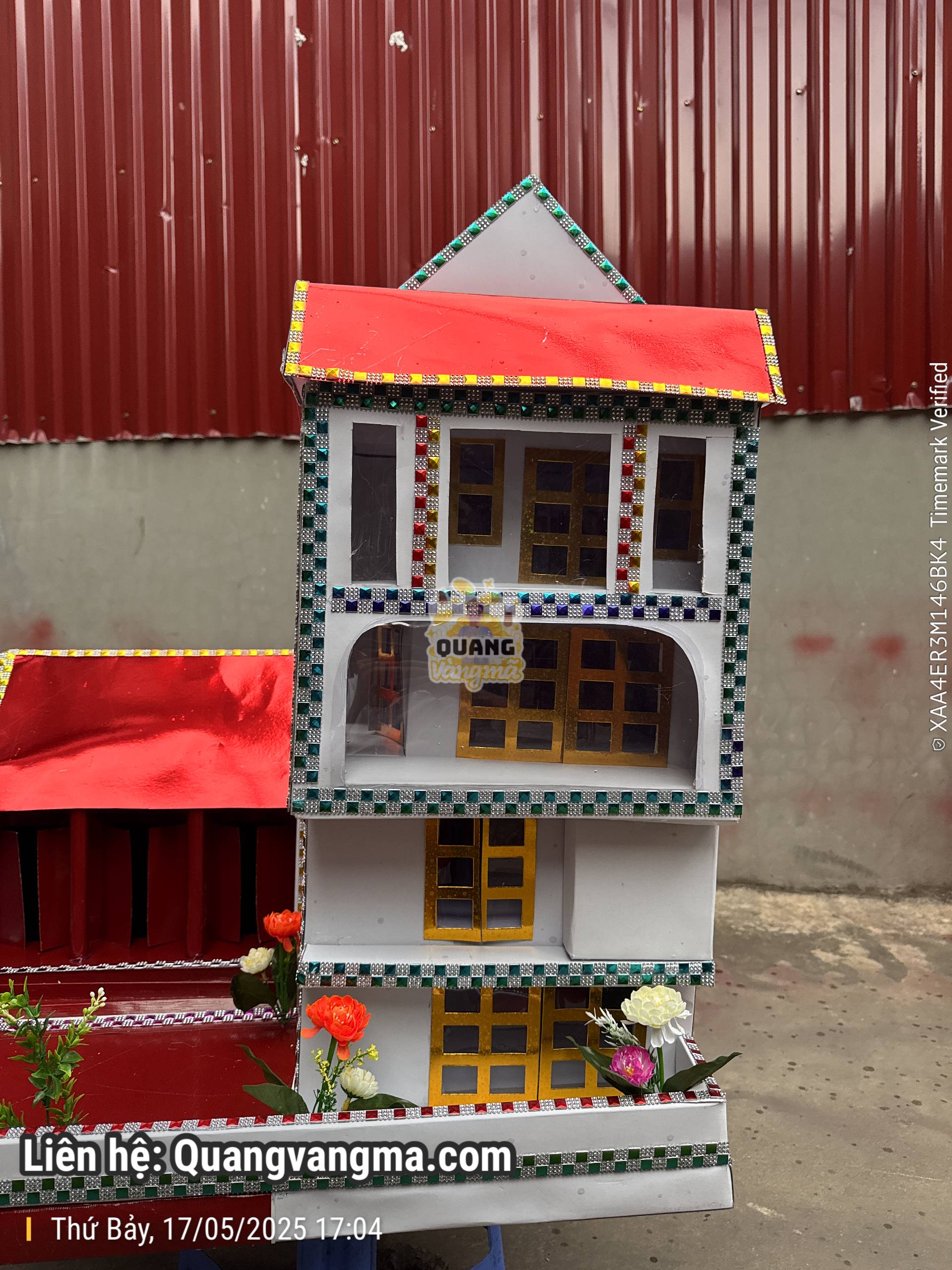 Nhà 3 tầng full kính over view cạnh là nhà thờ