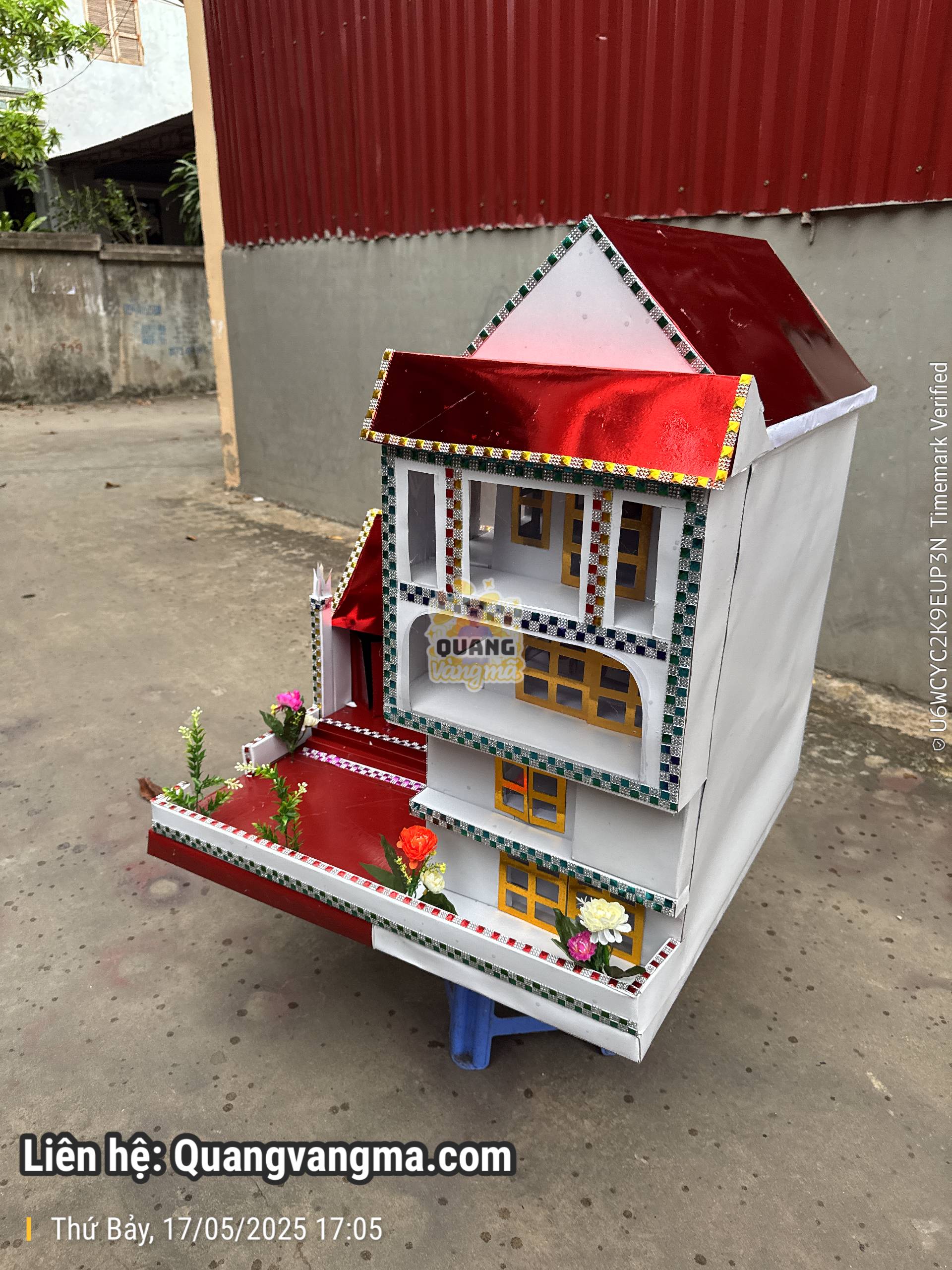 Nhà 3 tầng full kính over view cạnh là nhà thờ