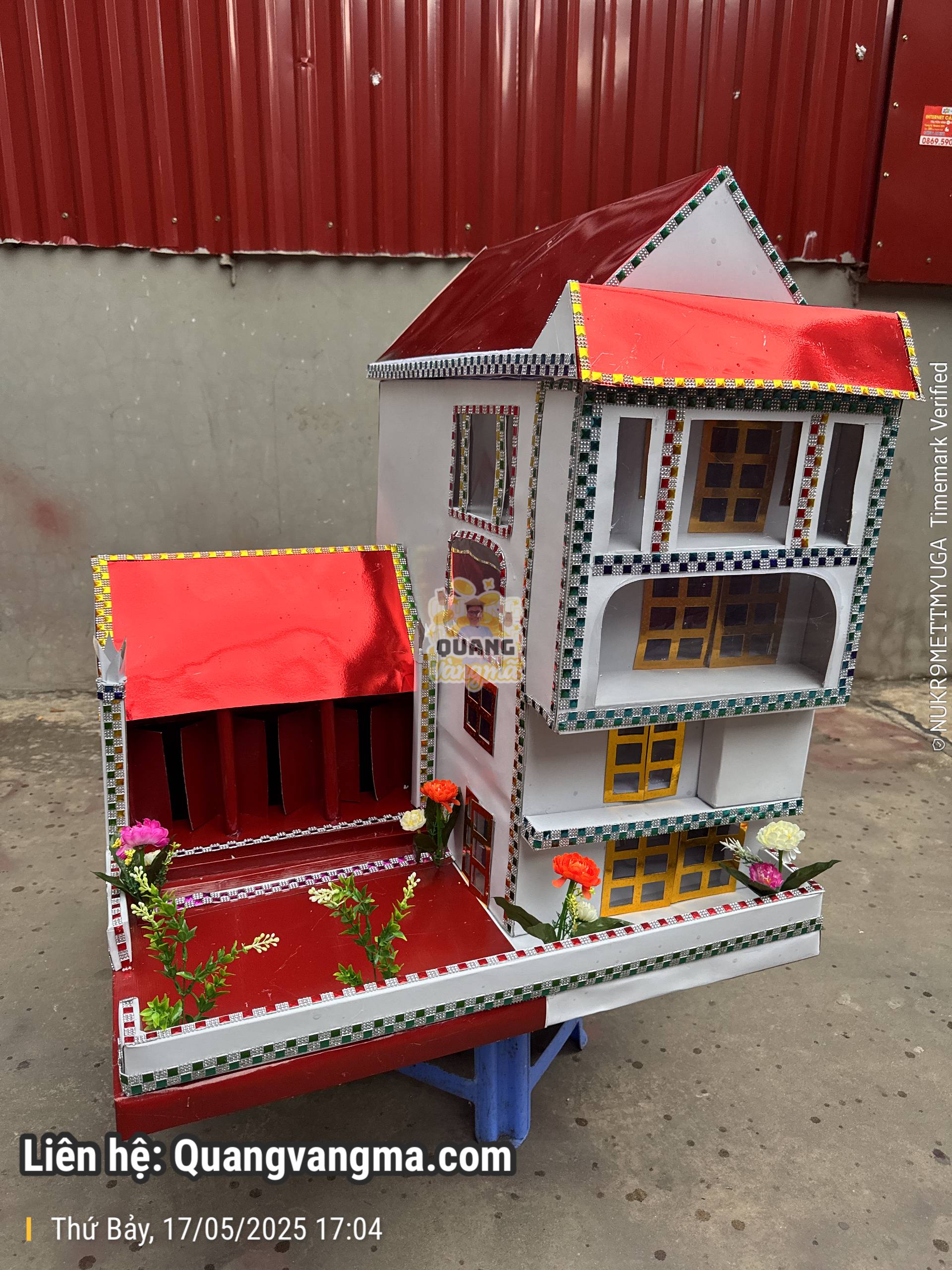Nhà 3 tầng full kính over view cạnh là nhà thờ