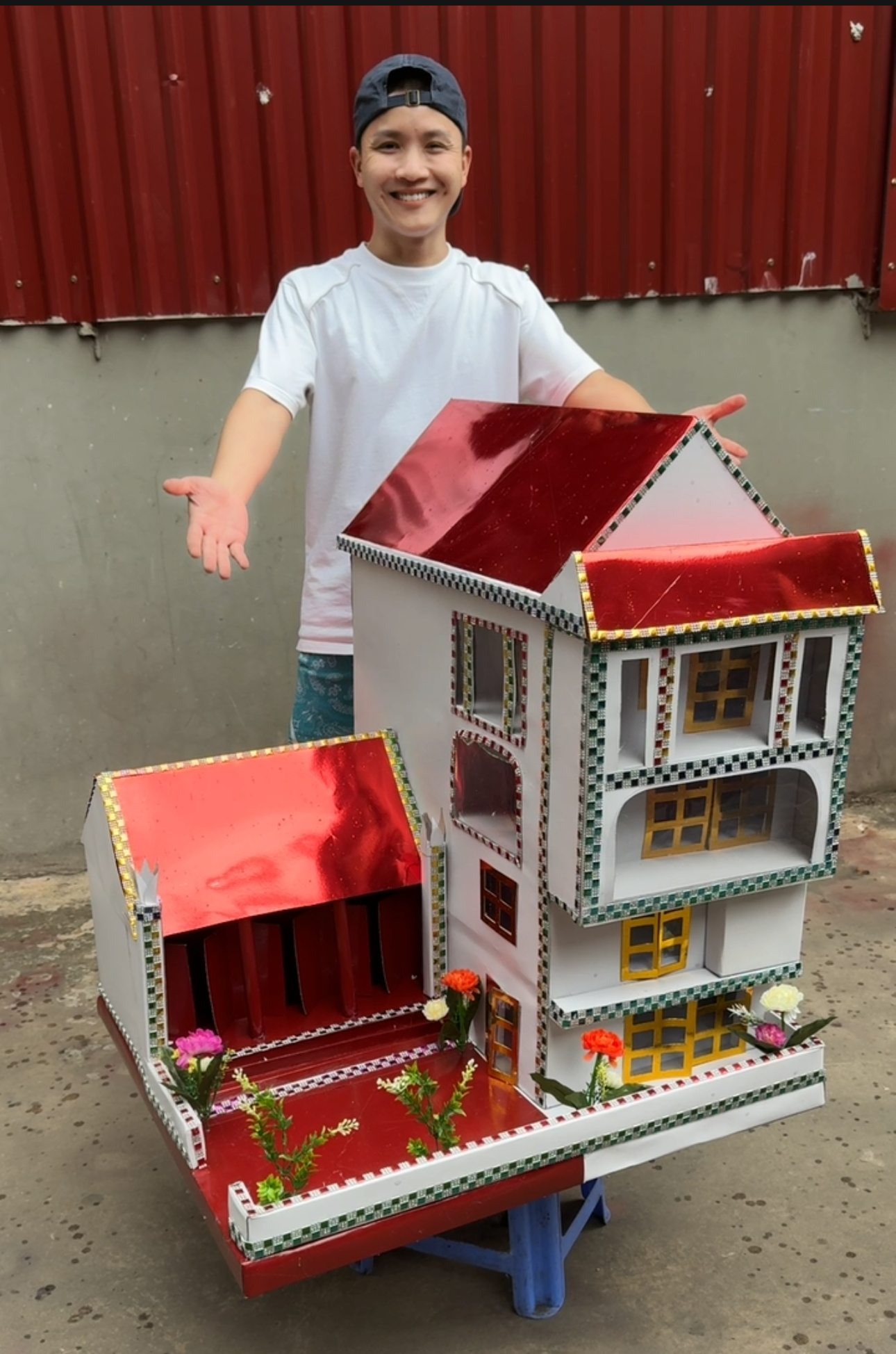 Nhà 3 tầng full kính over view cạnh là nhà thờ