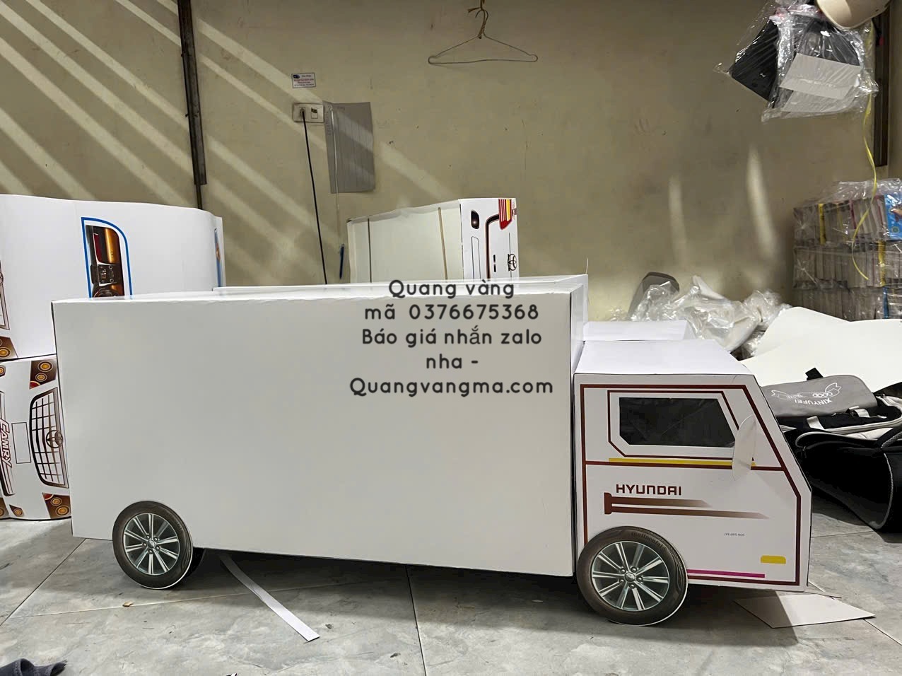 Oto tải chở hàng màu trắng