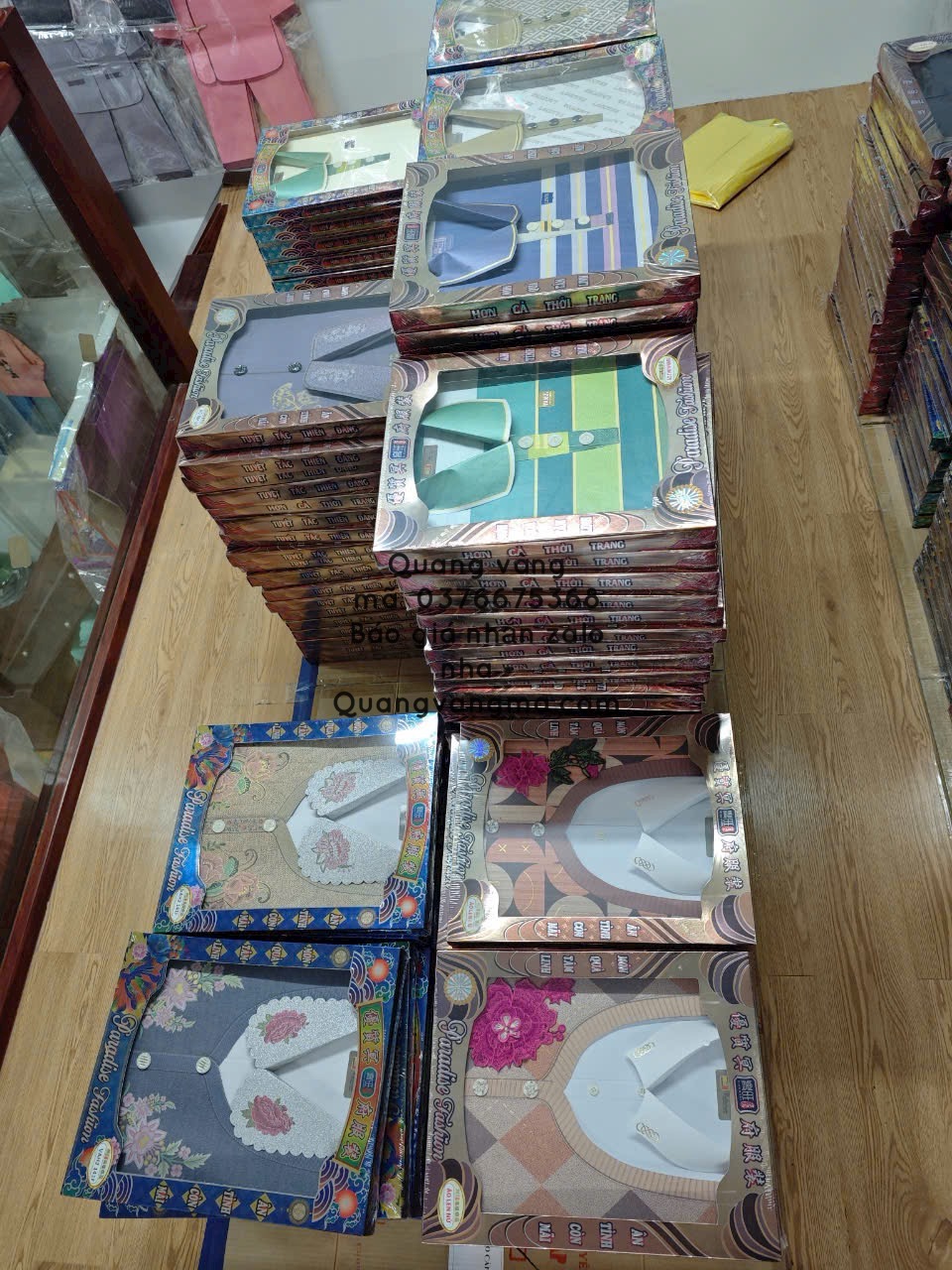 Quần áo hộp và túi sịn
