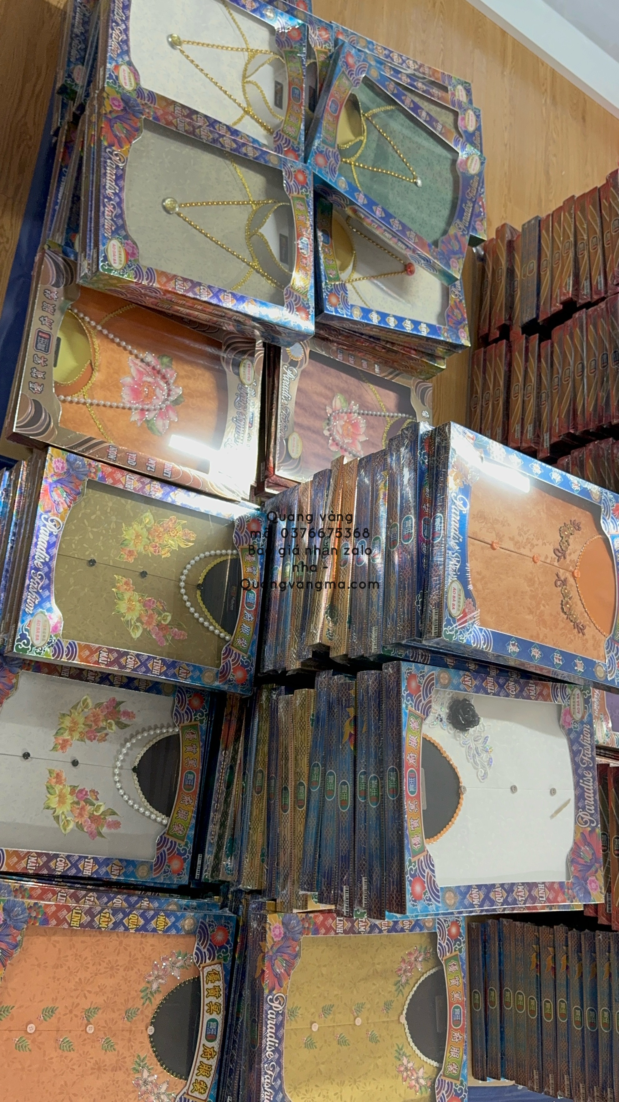 Quần áo hộp và túi sịn