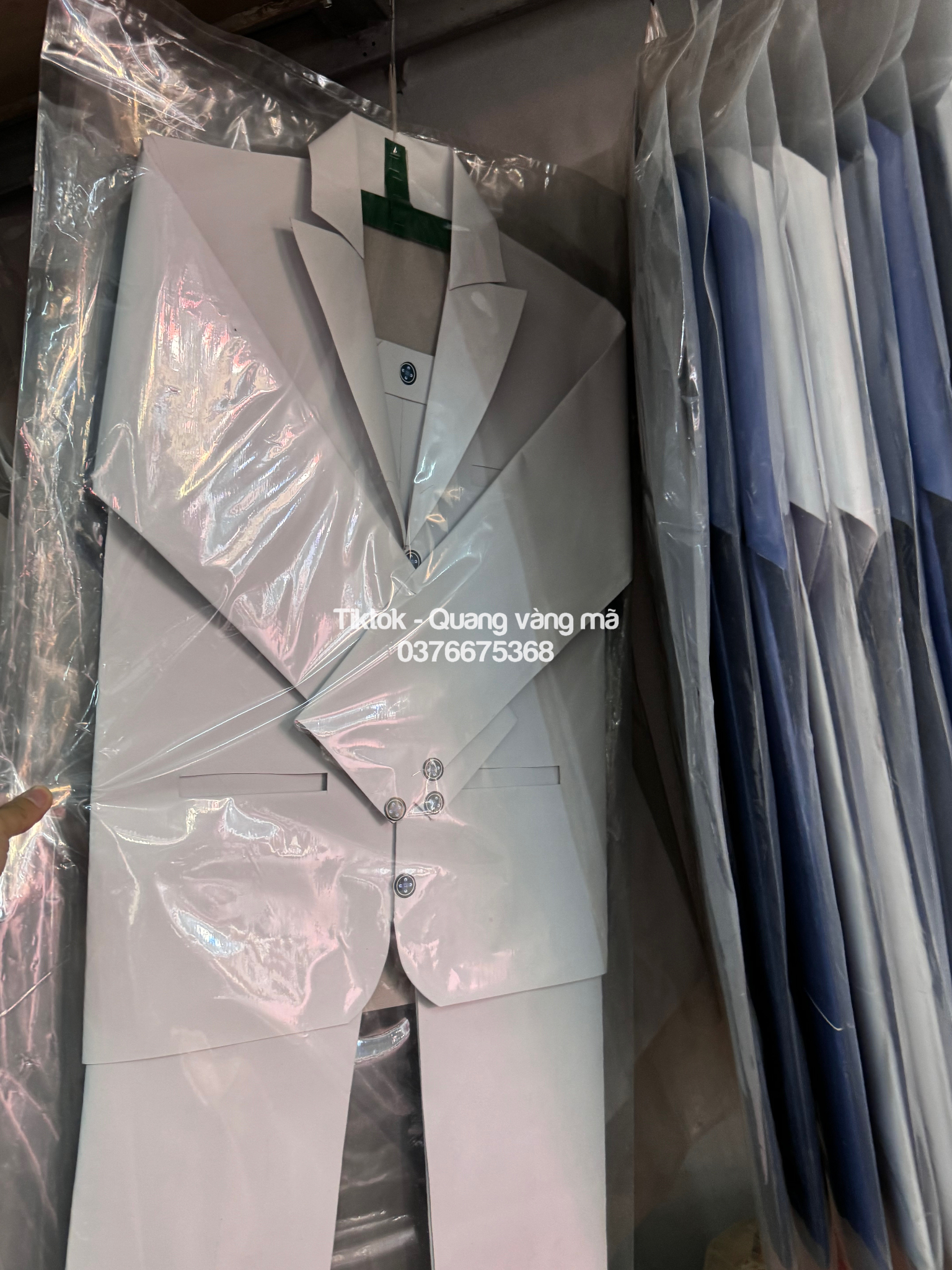 Bộ véc treo to