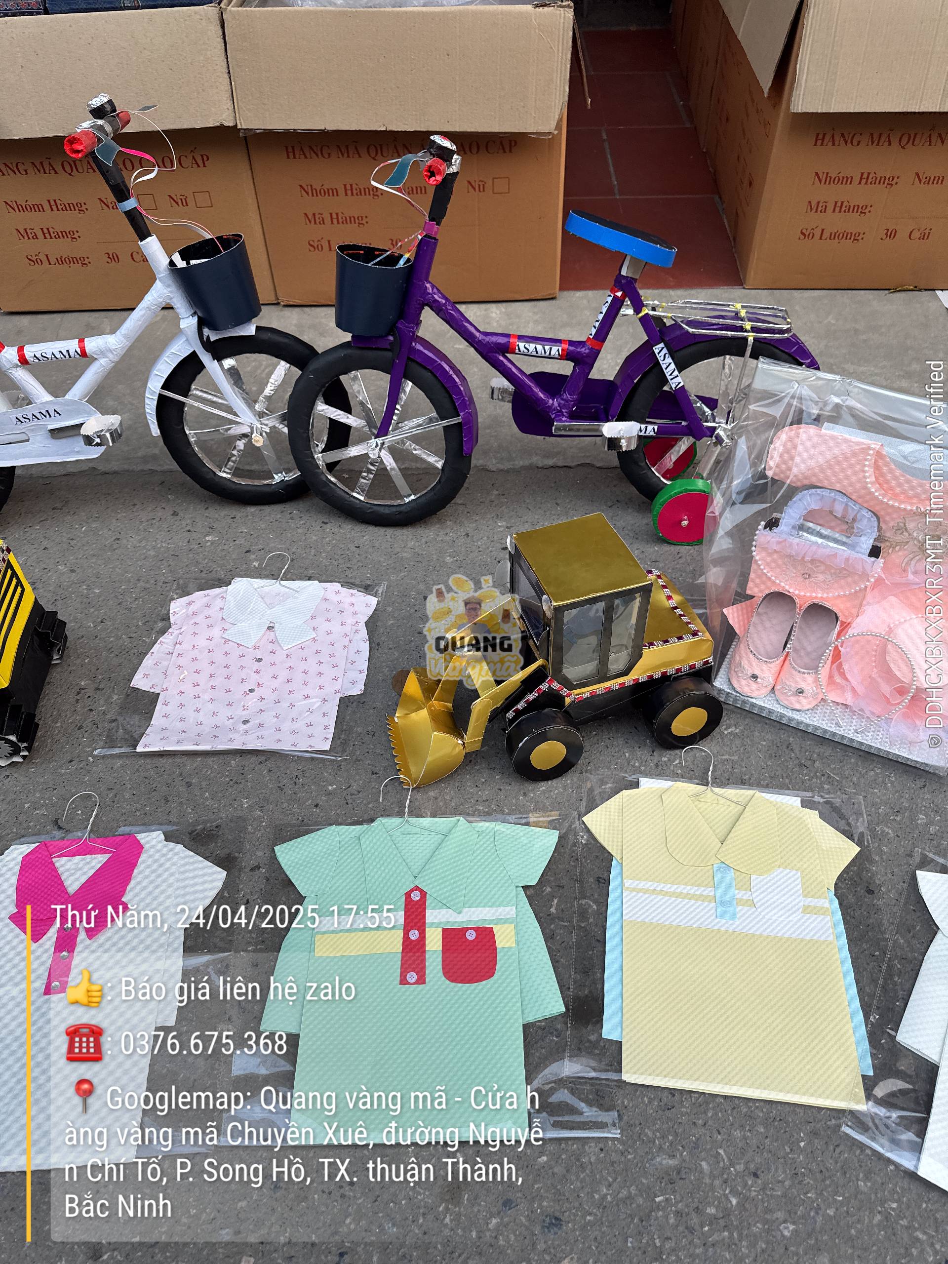 Set bé trai và đồ chơi