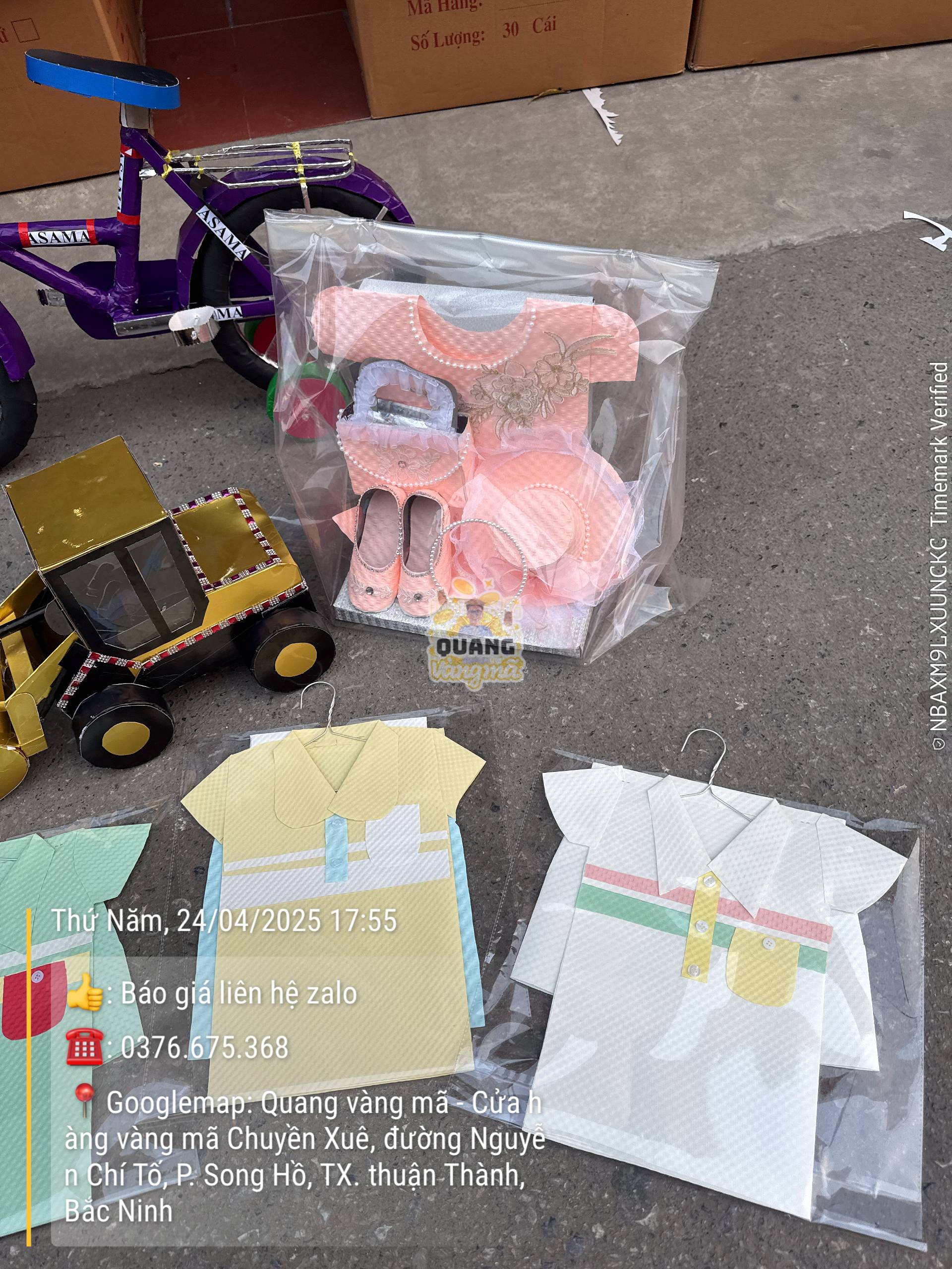Set bé trai và đồ chơi