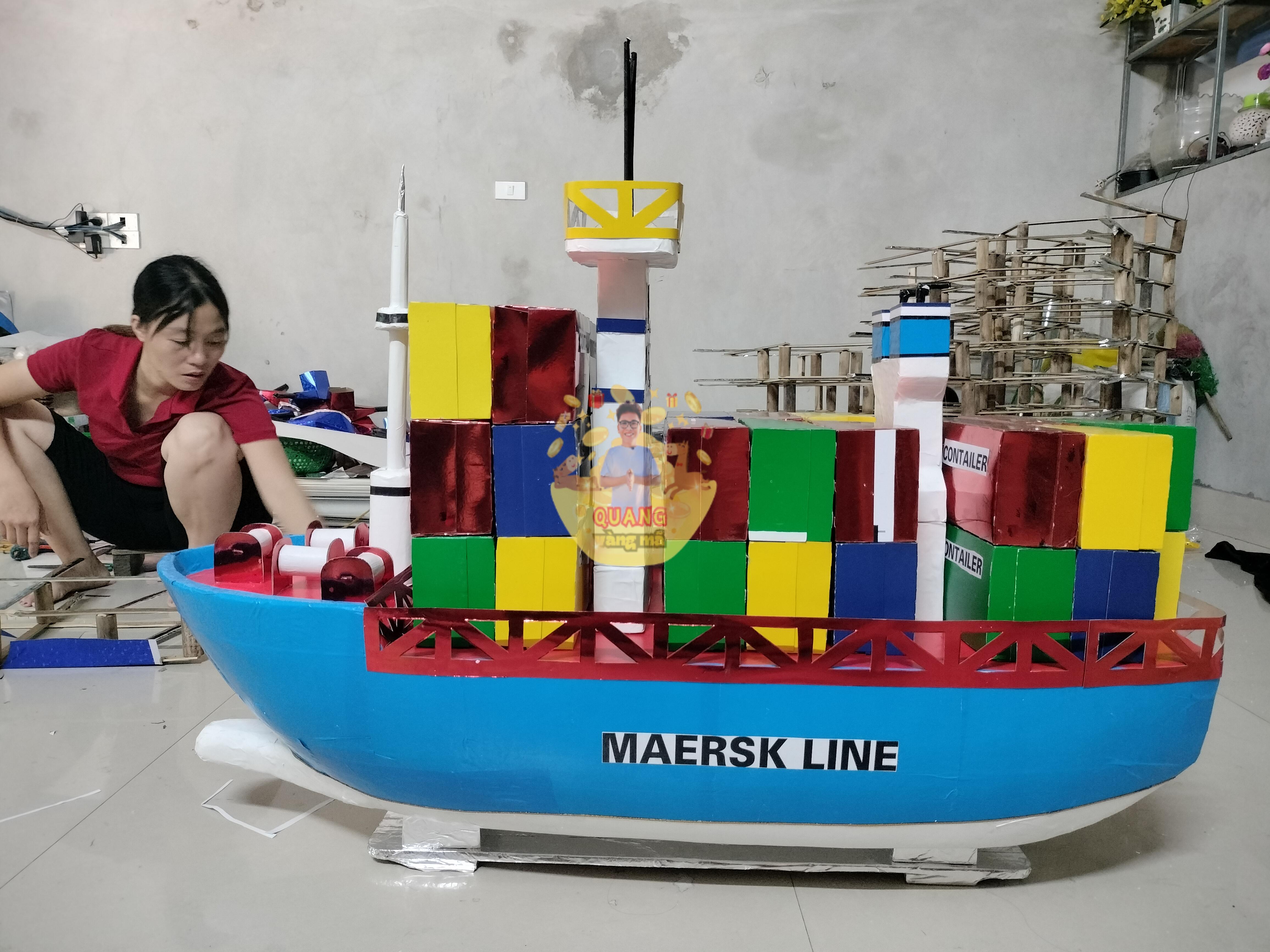 Tàu maersk line chở contener