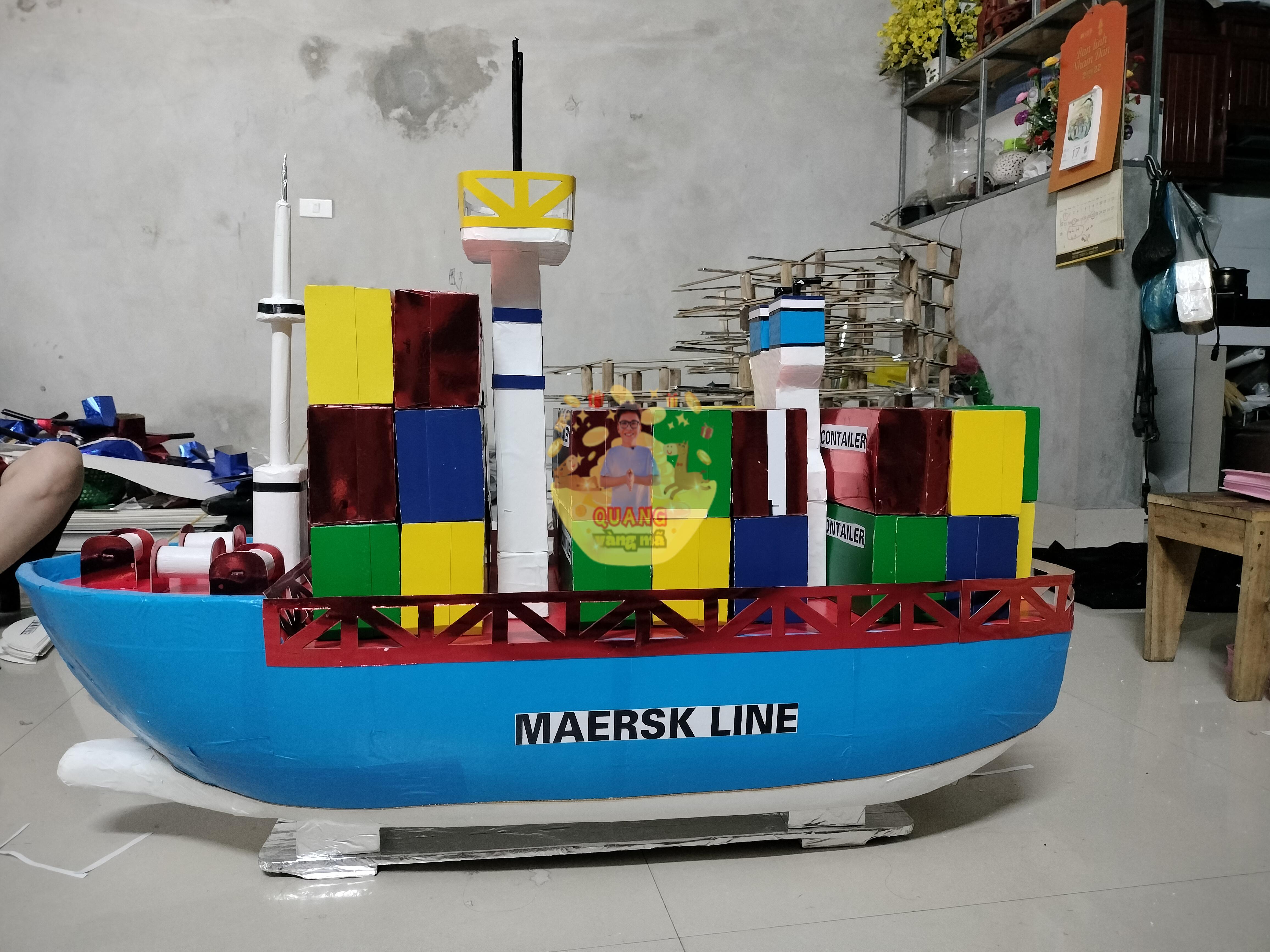 Tàu maersk line chở contener
