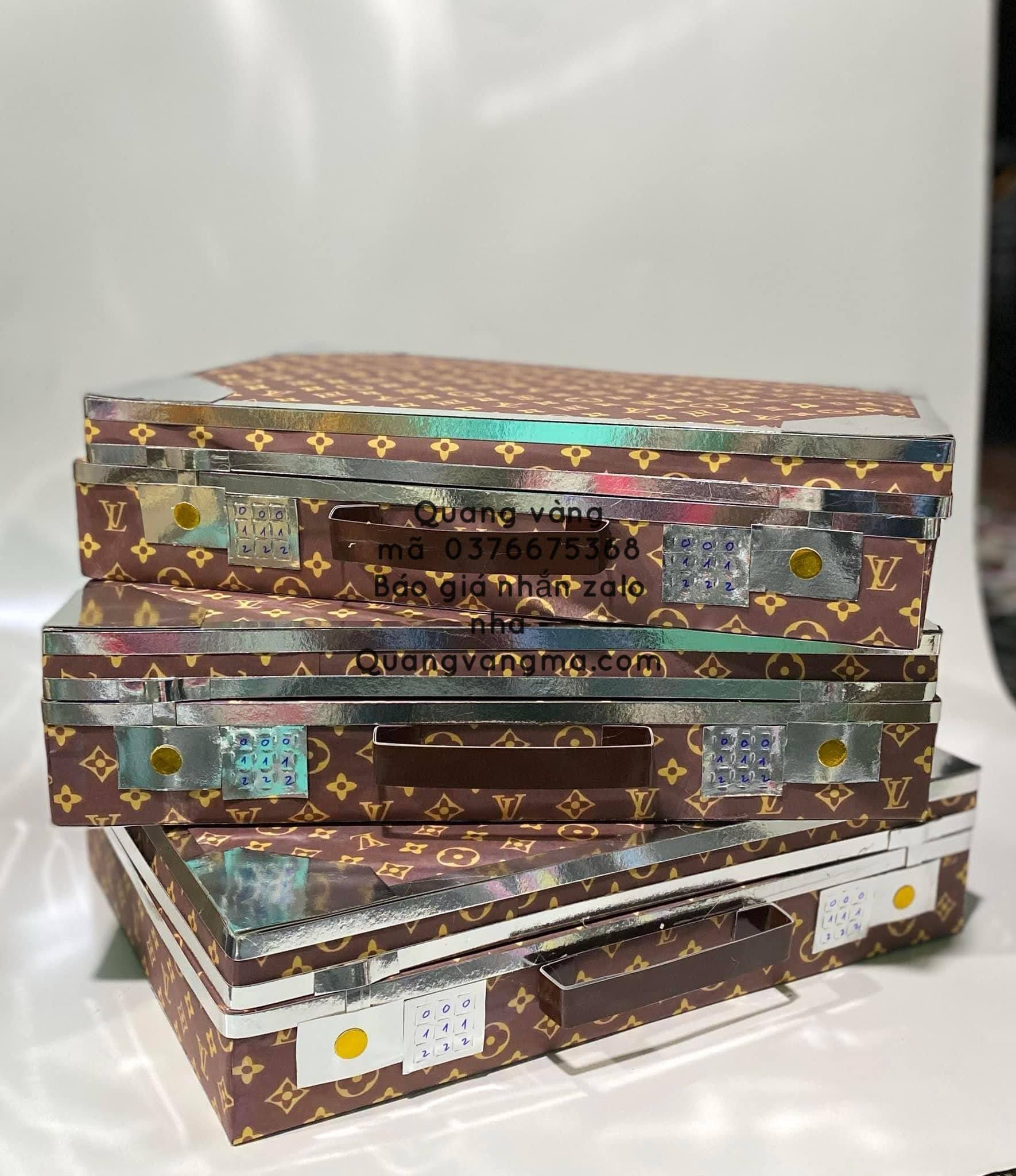 VAI LI CẦM TAY LV